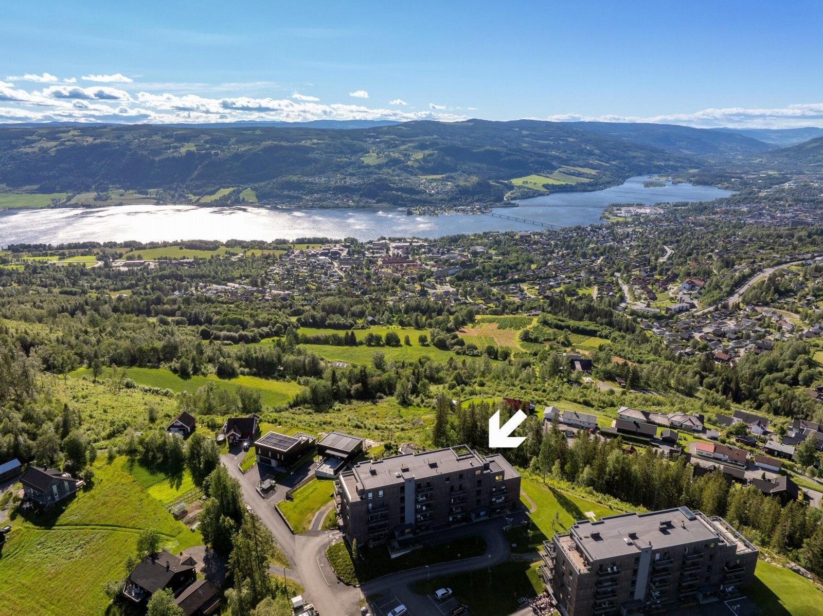 På Solhøgda er du "Kongen på haugen" med en fantastisk panoramautsikt utover byen. Denne leiligheten ligger helt på toppen av byggetrinn I og har en stor og usjenert takterrasse som må oppleves! Galleribilde