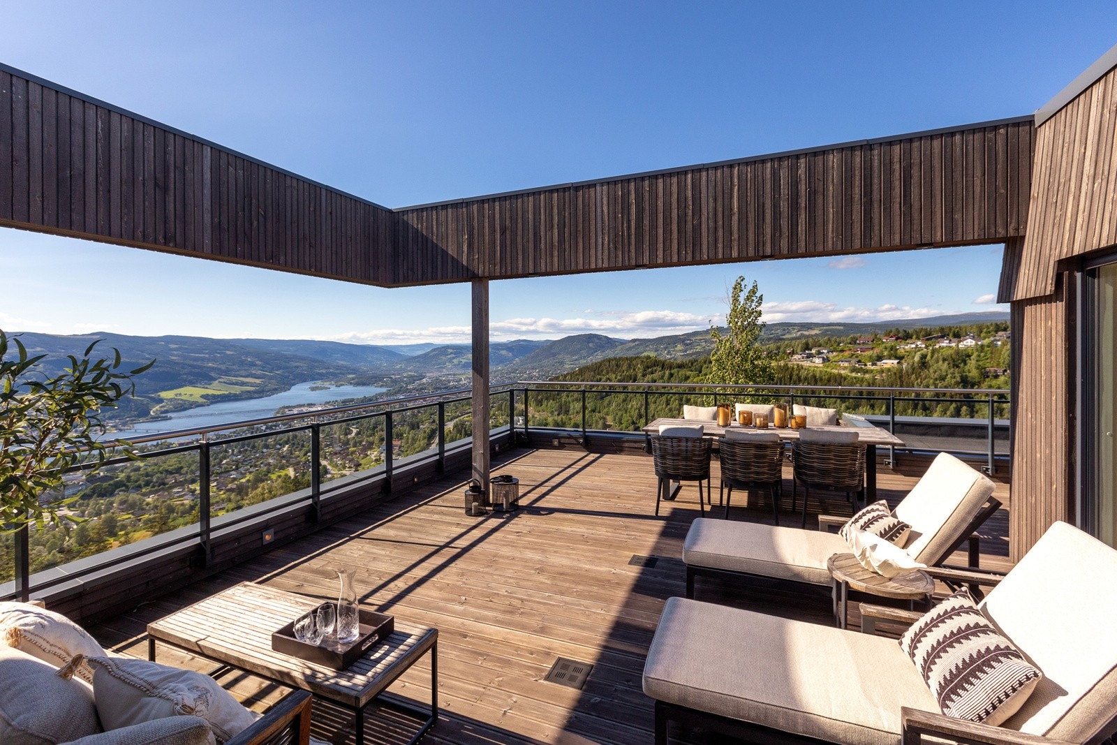 Terrassearealet er på hele 53 kvm. Masse plass for flere sittegrupper. Galleribilde