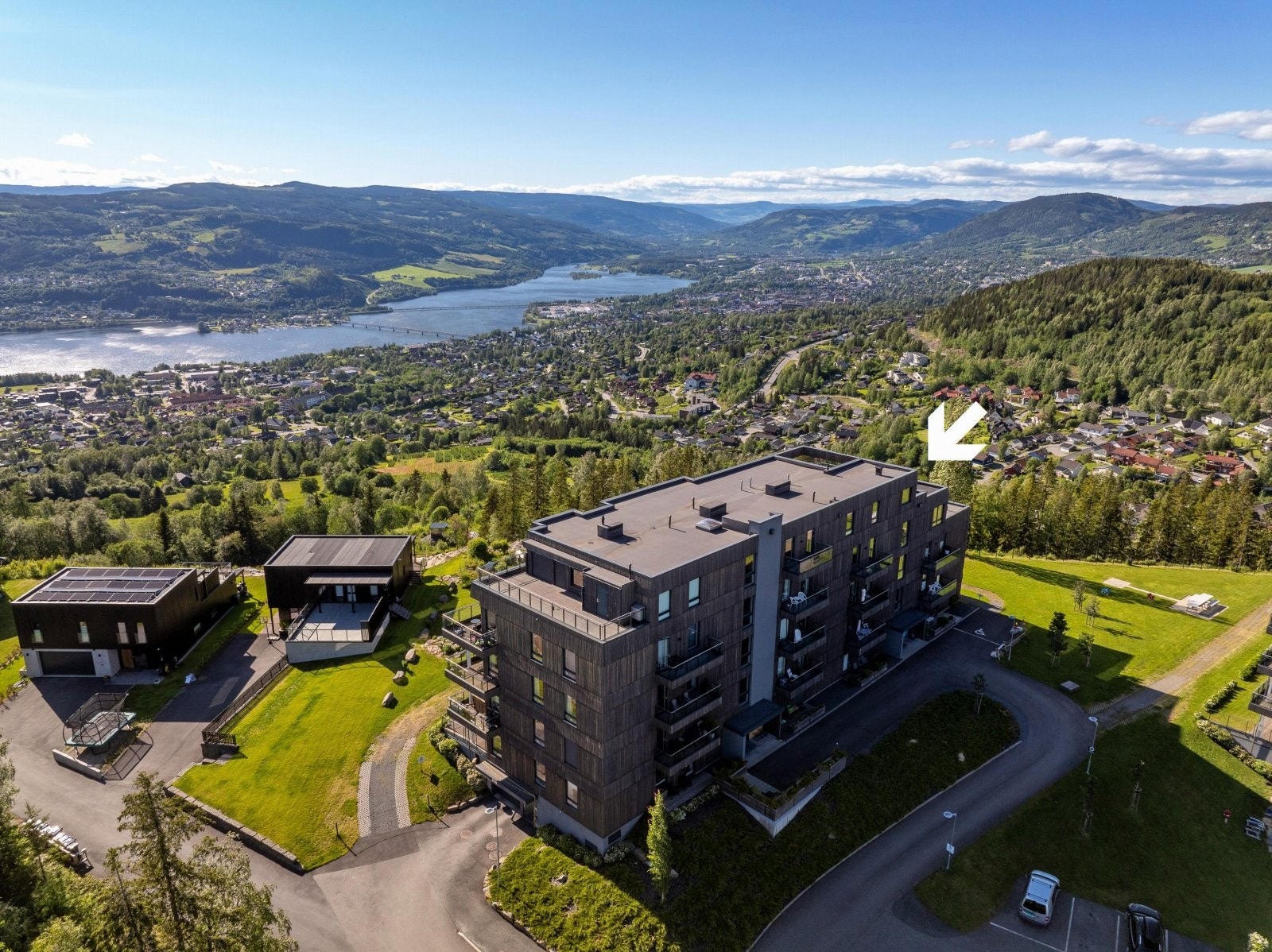 Dette kvalitetsprosjektet har klart å beholde et lunt og koselig preg med flotte fellesarealer og gode solforhold. Galleribilde