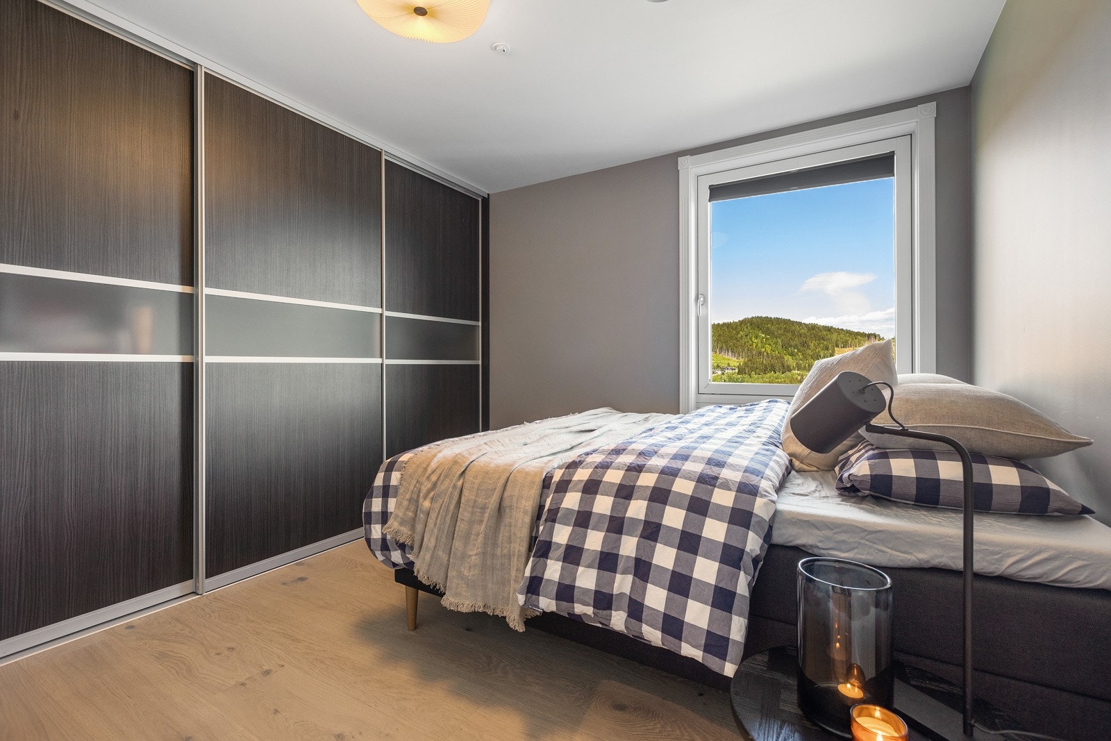 Gjestesoverommet har også samme type stilart og garderobeløsning som hovedsoverommet. Galleribilde