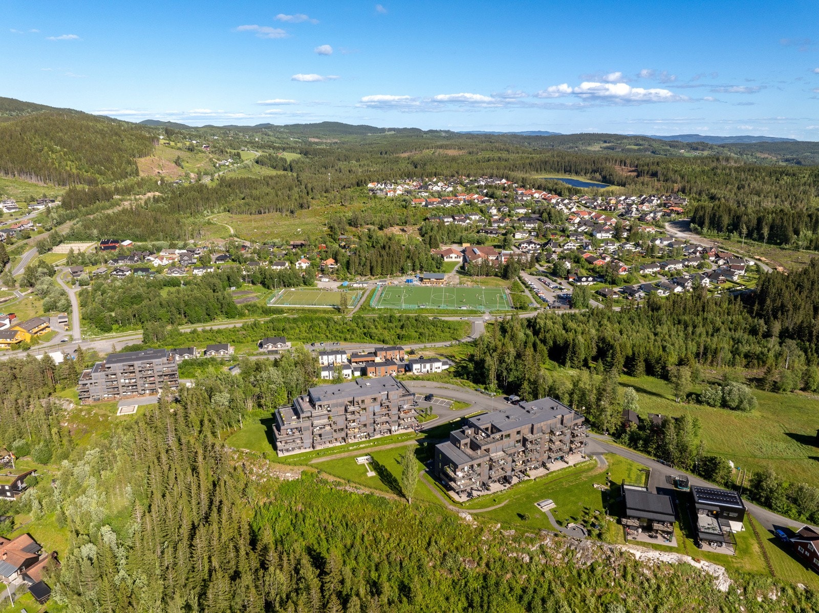 Flotte, majestetiske bygninger som ligger på kanten av Solhøgda. Galleribilde