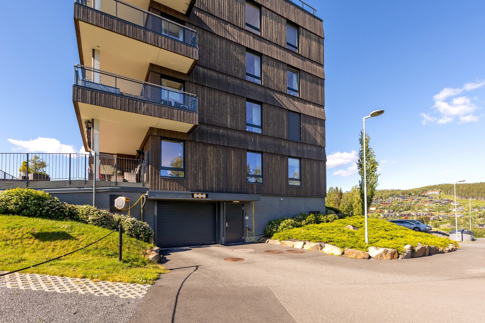 Innkjøring til felles garasjekjeller som strekker seg under hele bygningskroppen. Galleribilde