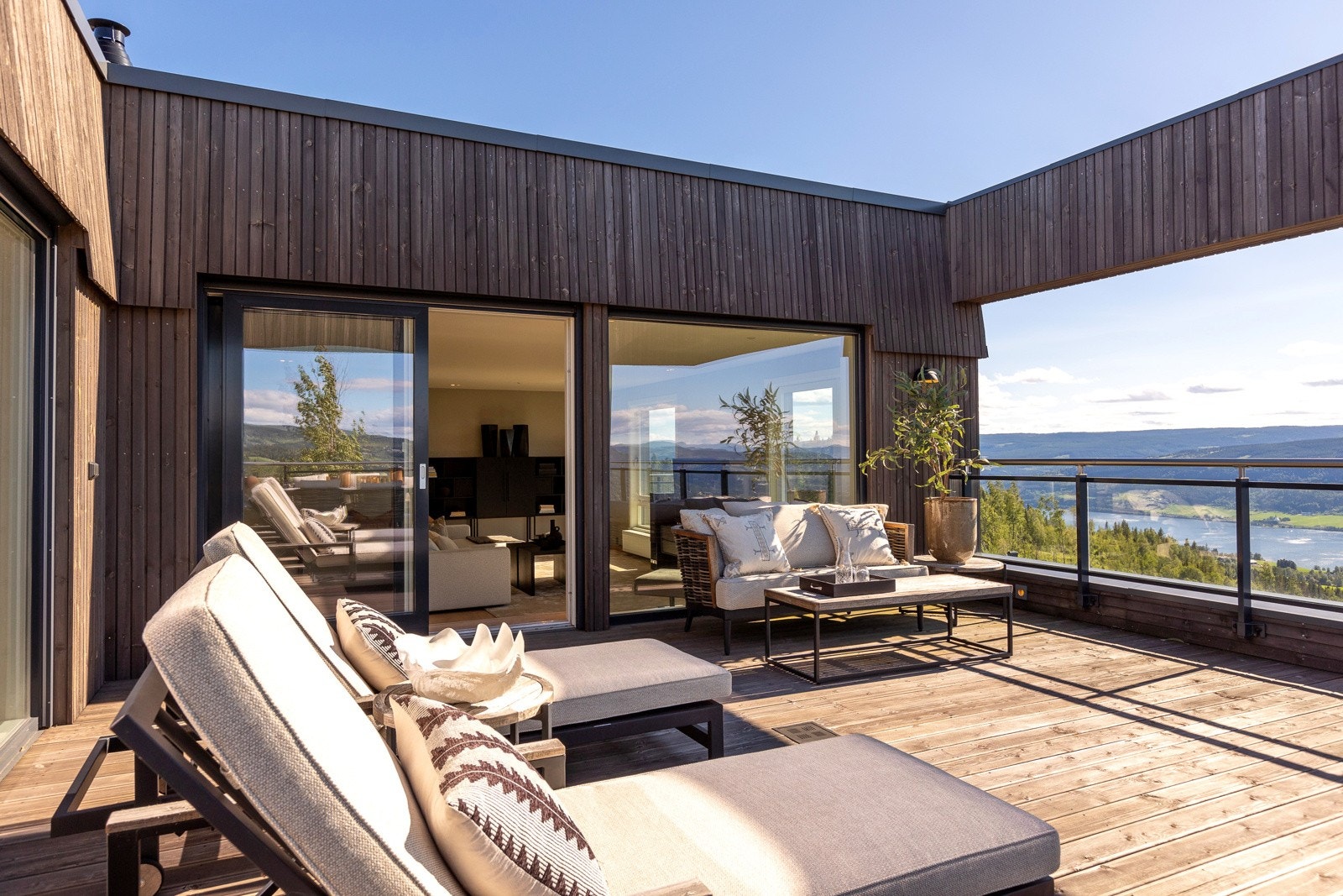 Utgang til terrassen fra stue via glassskyvedør. Galleribilde