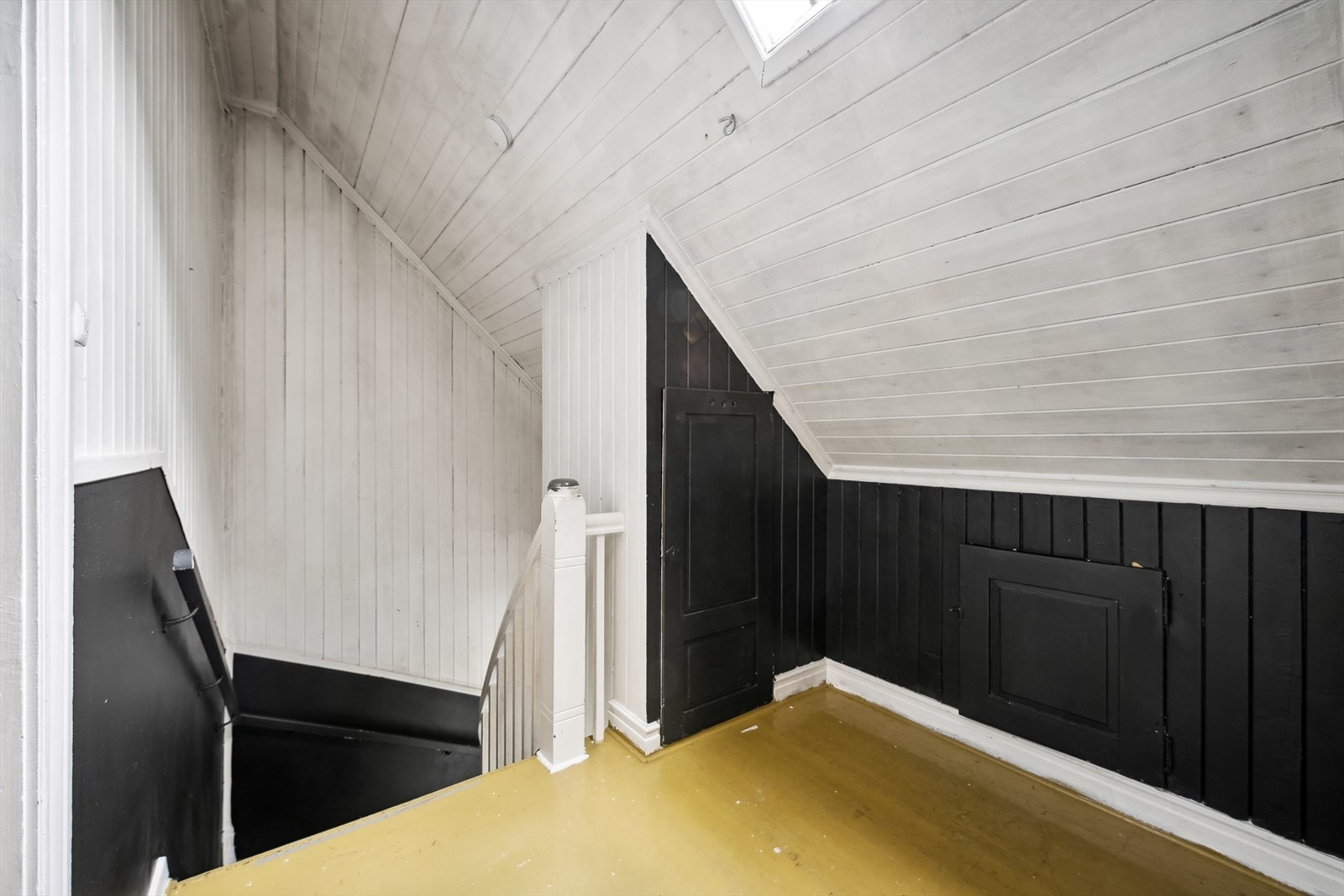 Trapp opp til en innholdsrik 2. etasje. Galleribilde