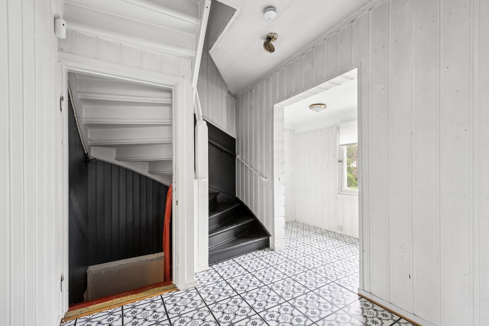 Gangen er luftig med god plass til å henge fra seg tøy og sko. Galleribilde