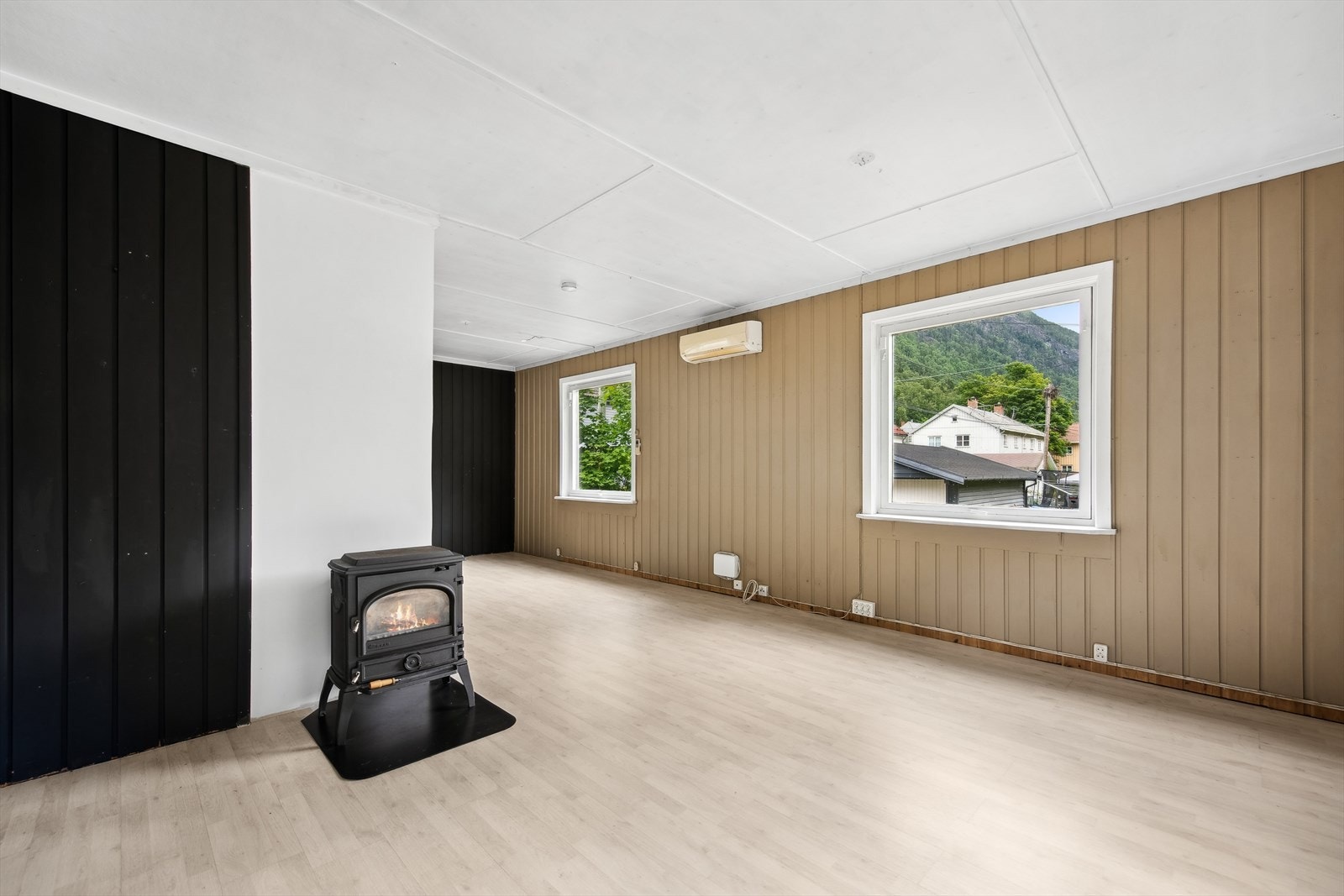 Lys og romslig stue med gode innredningsmuligheter til sofagruppe og tv-møblement. Lun og effektiv nyere vedovn. I tillegg til herlig varmepumpe som varmer godt hele året. Galleribilde