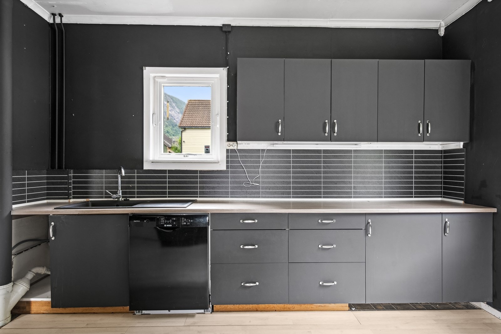 God skap- og benkeplass. Kjøkkenet er innredet slik at matlagingen forenes med sosialt samvær. Galleribilde