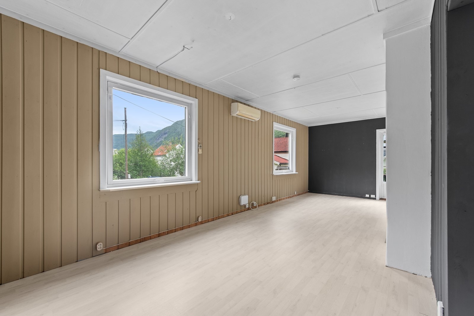 Store vindusflater som gir dagslyset flyte fritt. Galleribilde