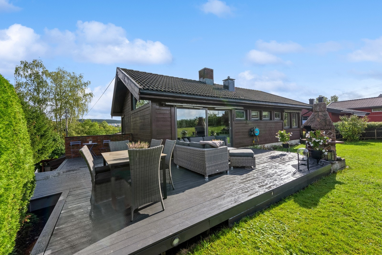 Nydelig, solrik hage og terrasse hvor man virkelig kan nyte flotte sommerdager og varme sommerkvelder med tilhørende utepeis. Galleribilde