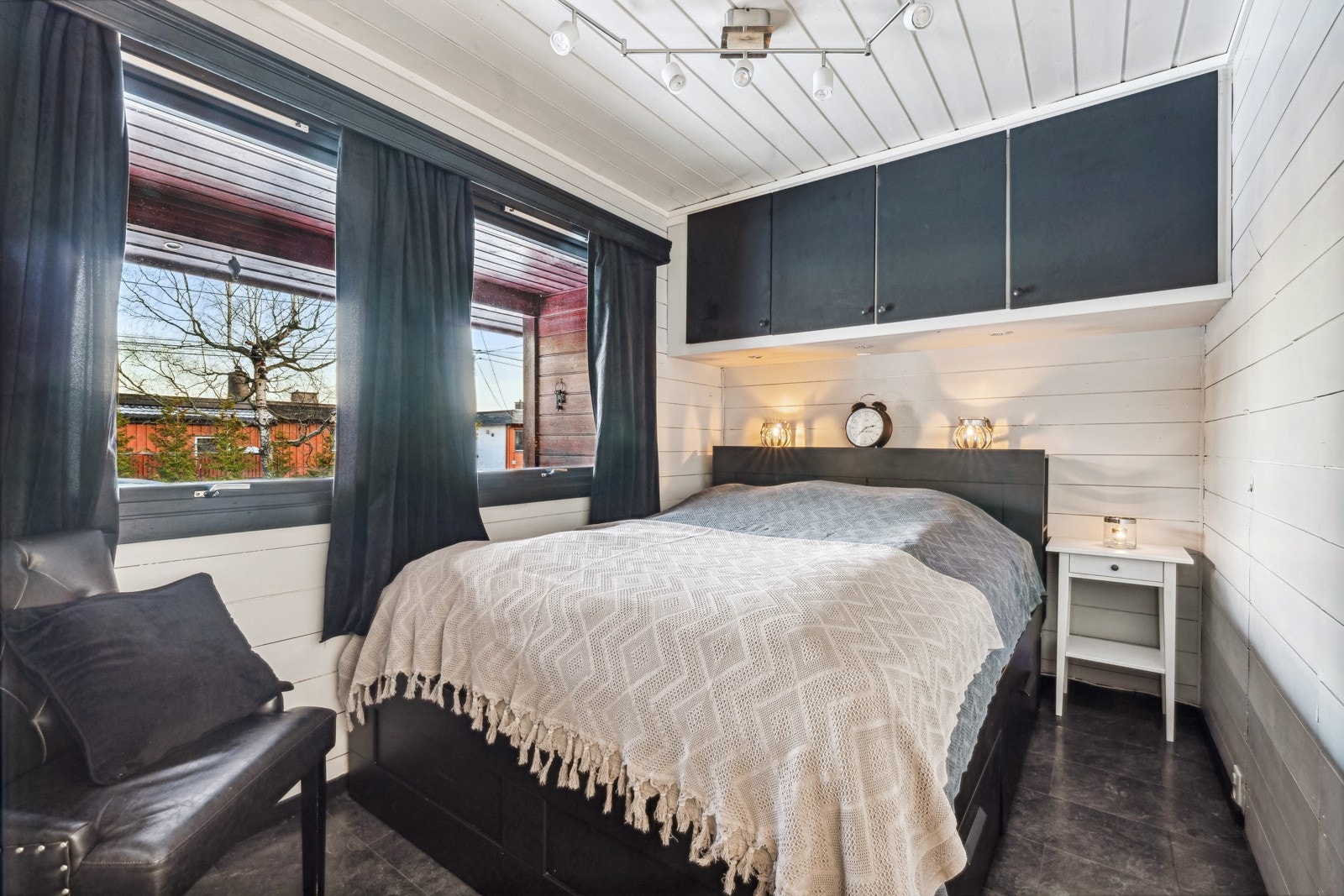 Fint soverom med praktiske, vegghengte skap. Det er også litt plassbygd lagringsplass i veggen med tilgang fra luke. Galleribilde