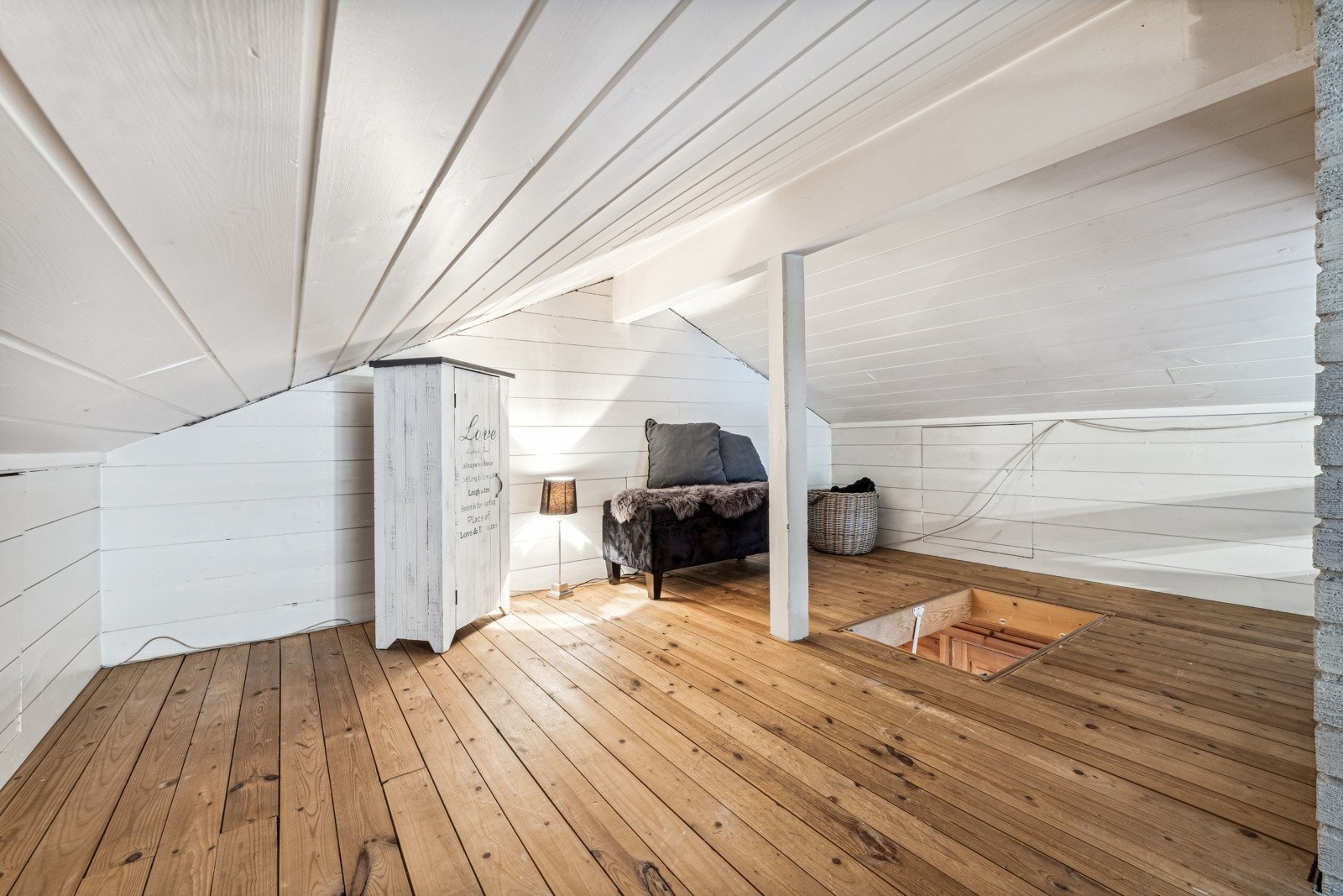 Fra trapperommet er det tilgang til den store hemsen. Her har man mange muligheter. Kanskje en TV-stue for ungdommen i huset? Galleribilde