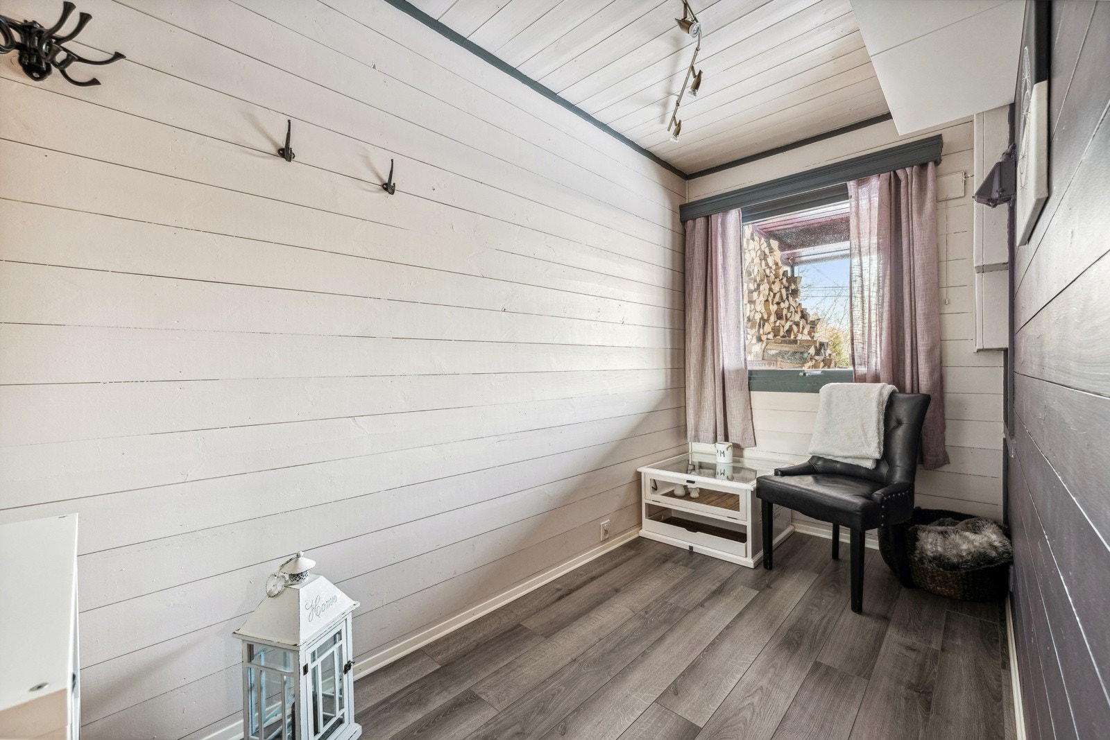 boden har vindu og selger har på et tidspunkt brukt boden som soverom. Megler gjør oppmerksom på at det rommet ikke er godkjent for varig opphold. Galleribilde