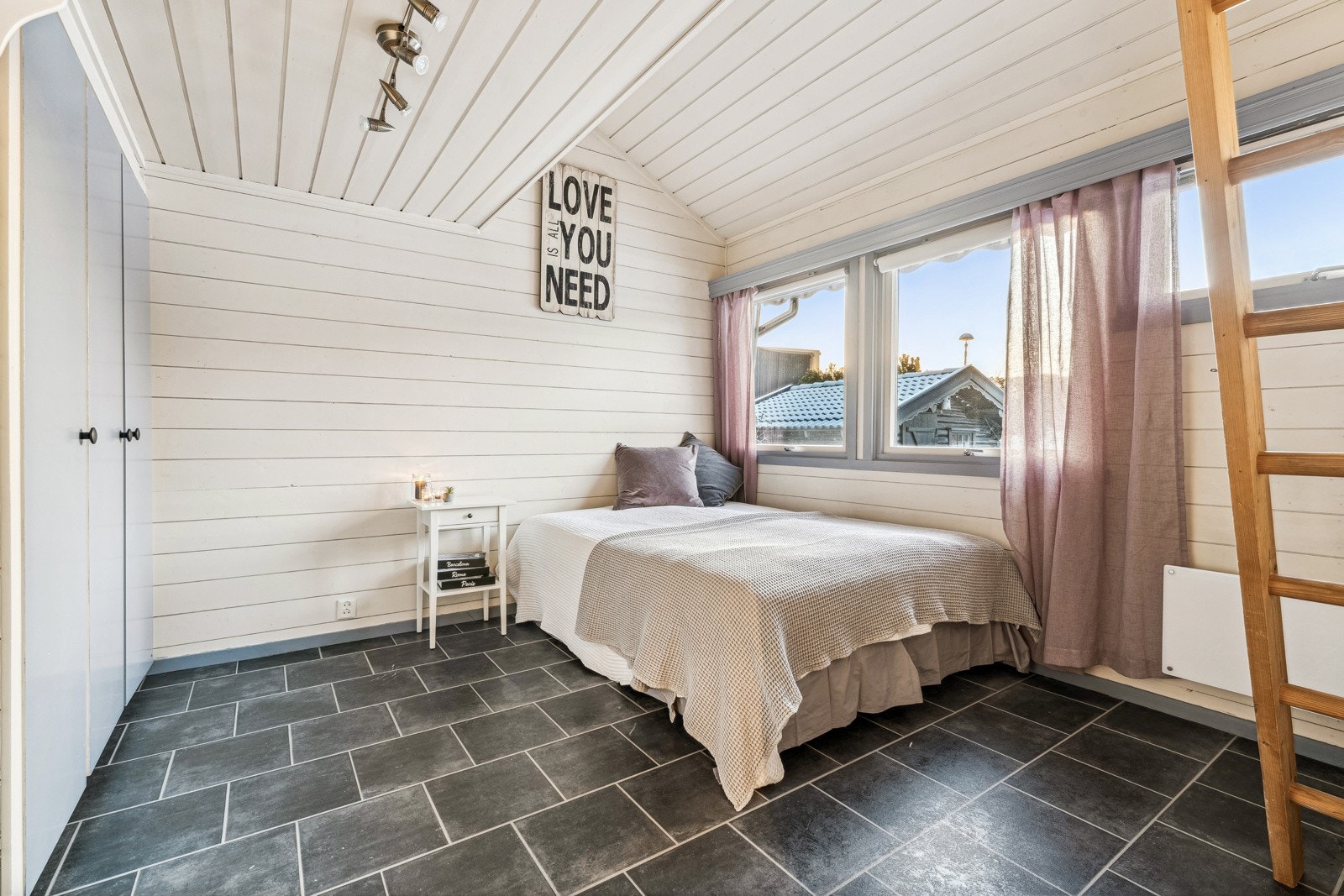 Pent og romslig soverom med spennend hemsløsning. Her er det mange muligheter for hvordan man kan innrede rommet. Galleribilde