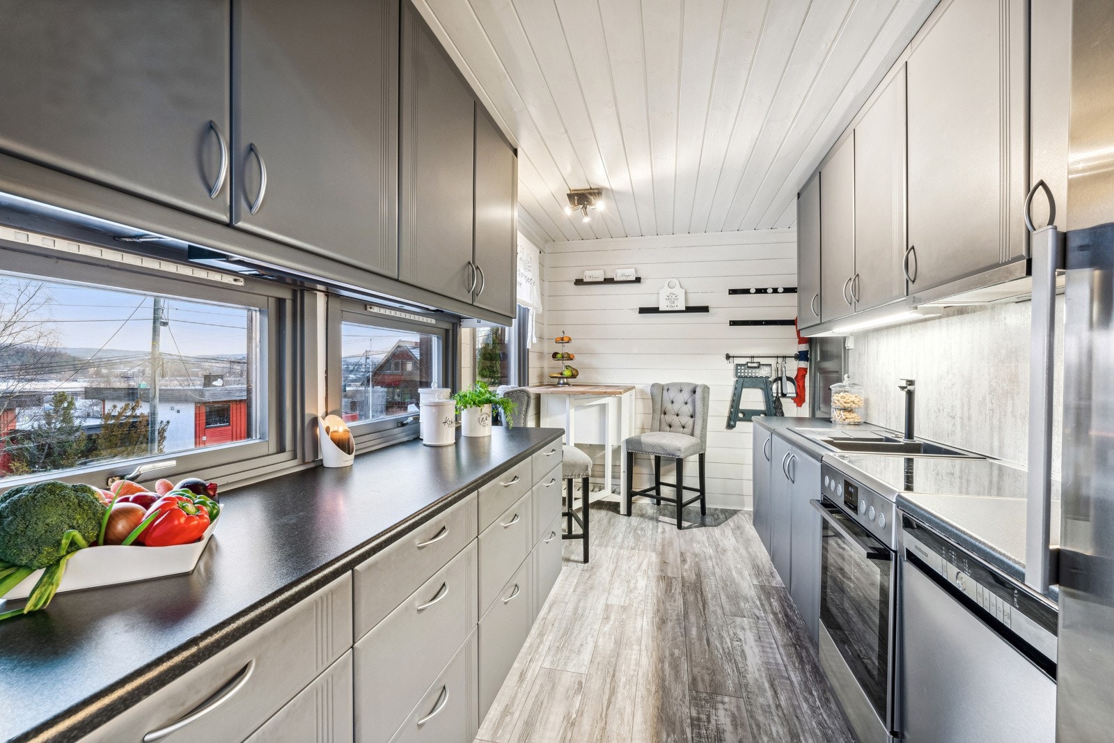 Fin mulighet med barløsning i hjørnet hvor man kan nyte morgenkaffen mens man skuer ut over dalen. Galleribilde