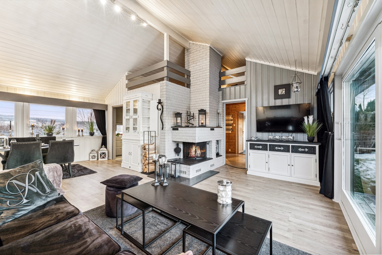 Stor stue med gjennomgående lys og en takhøyde på opptil 4m gir en god og luftig atmosfære. Galleribilde