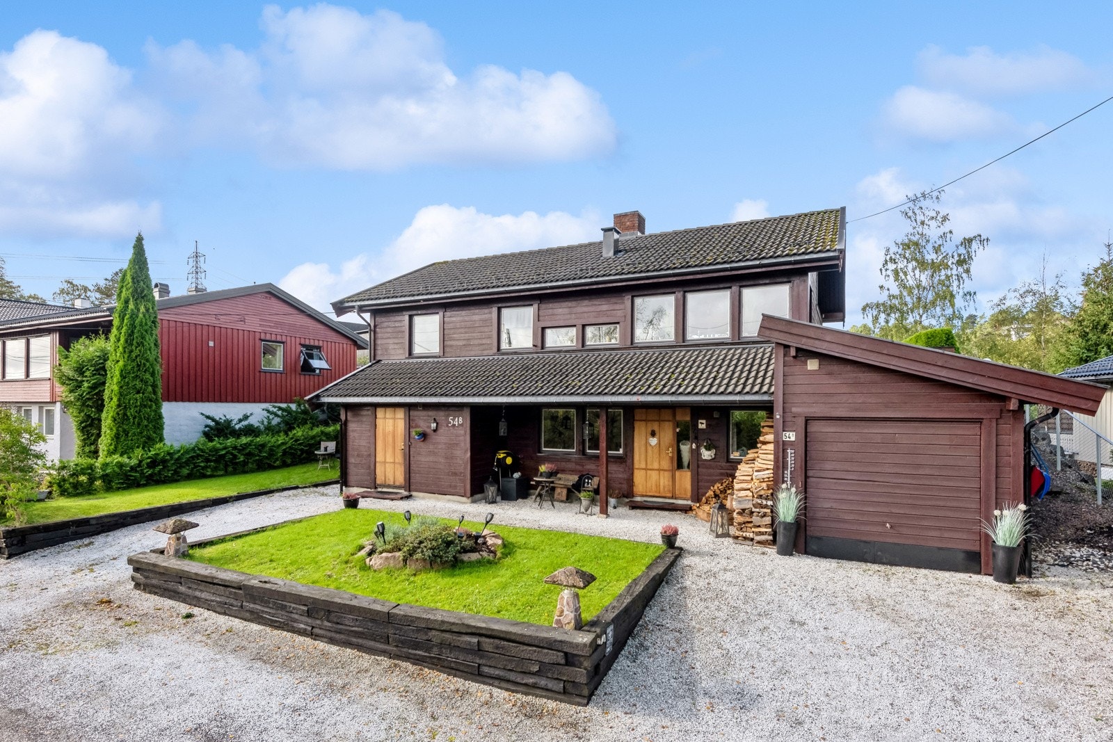 Herskapelig gårdsplass på fremsiden av huset med singel og fin, plassbygget "rundkjøring". Gårdsplassen gir et herlig førsteinntrykk! Galleribilde