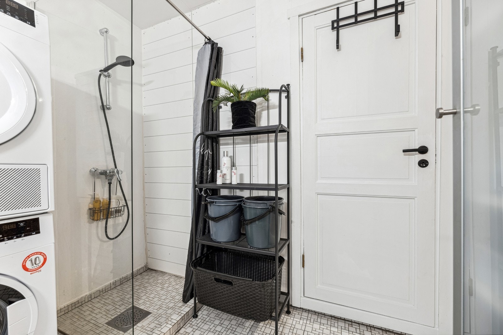 Opplegg for vaskemaskin, samt god plass til tørketrommel. Det er gulvvarme på badet. Galleribilde