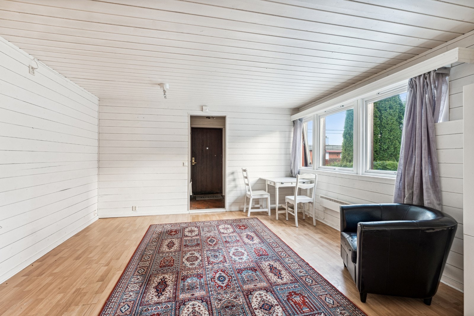 Hybel: Stue med plass til sofa og en spisegruppe Galleribilde