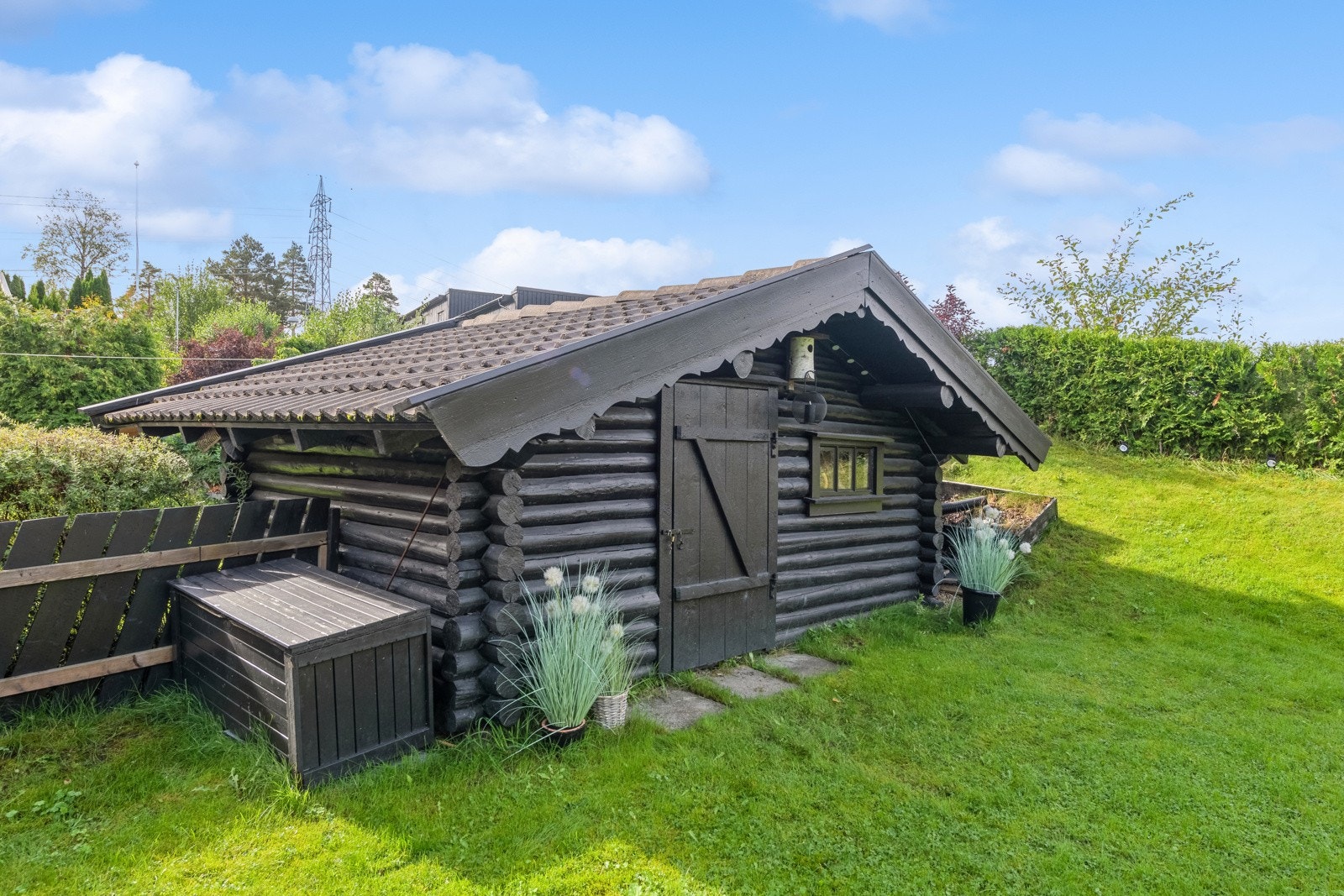 Det er også en praktisk utebod i hagen. Den deles med naboen og står på begge eiendommene sin tomt. Galleribilde