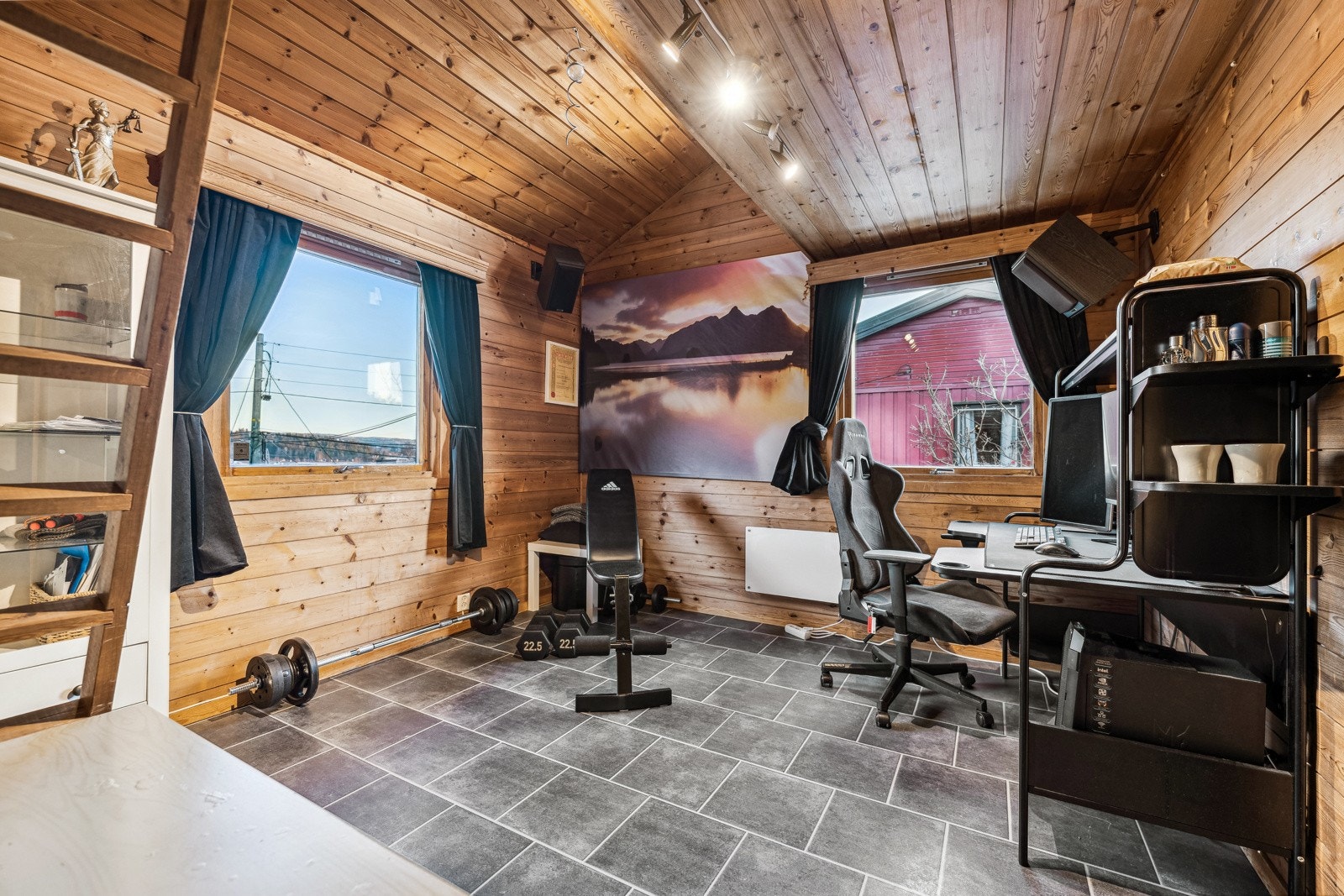 Pent og romslig soverom med spennend hemsløsning. Her er det mange muligheter for hvordan man kan innrede rommet. Galleribilde