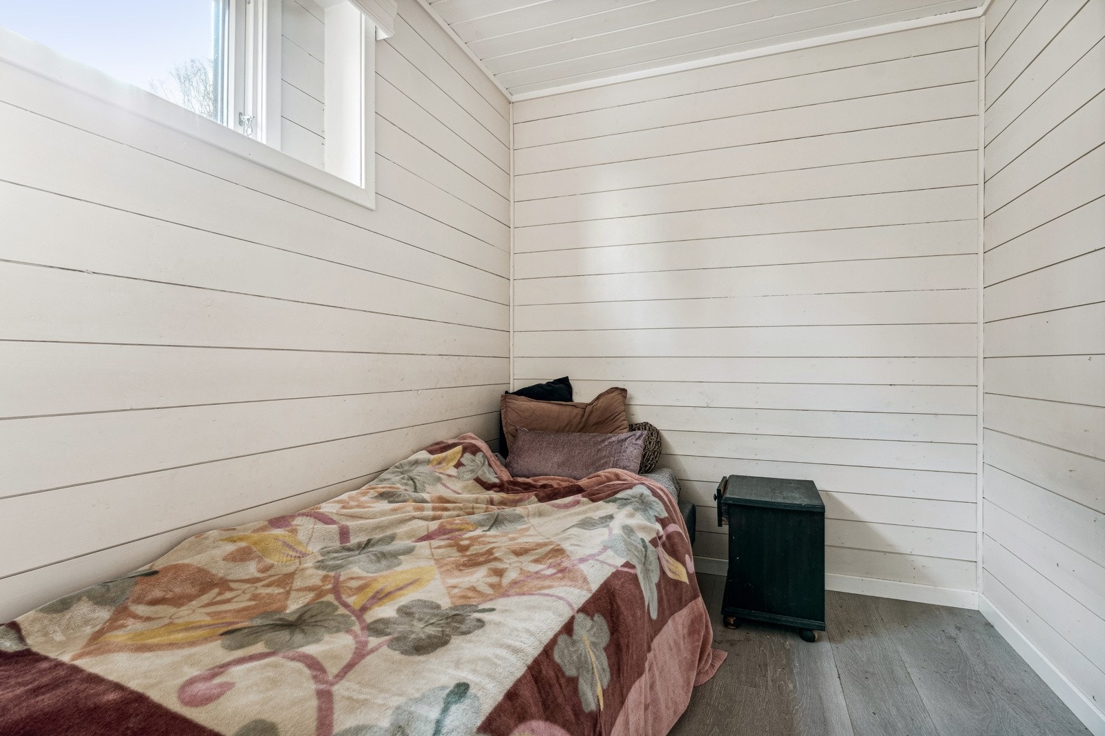 Innredet rom: Rommet er opprinnelig en del av stuen, men det er satt opp en vegg for å skape et eget rom. Det gjøres oppmerksom på at rommet ikke er byggemeldt og at det ikke er godkjent til varig opphold. Galleribilde