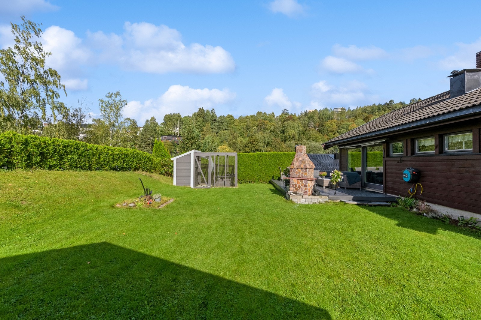 Hagen er fint omkranset av en flott, opparbeidet hekk som skjermer og gir en usjenert følelse. Galleribilde