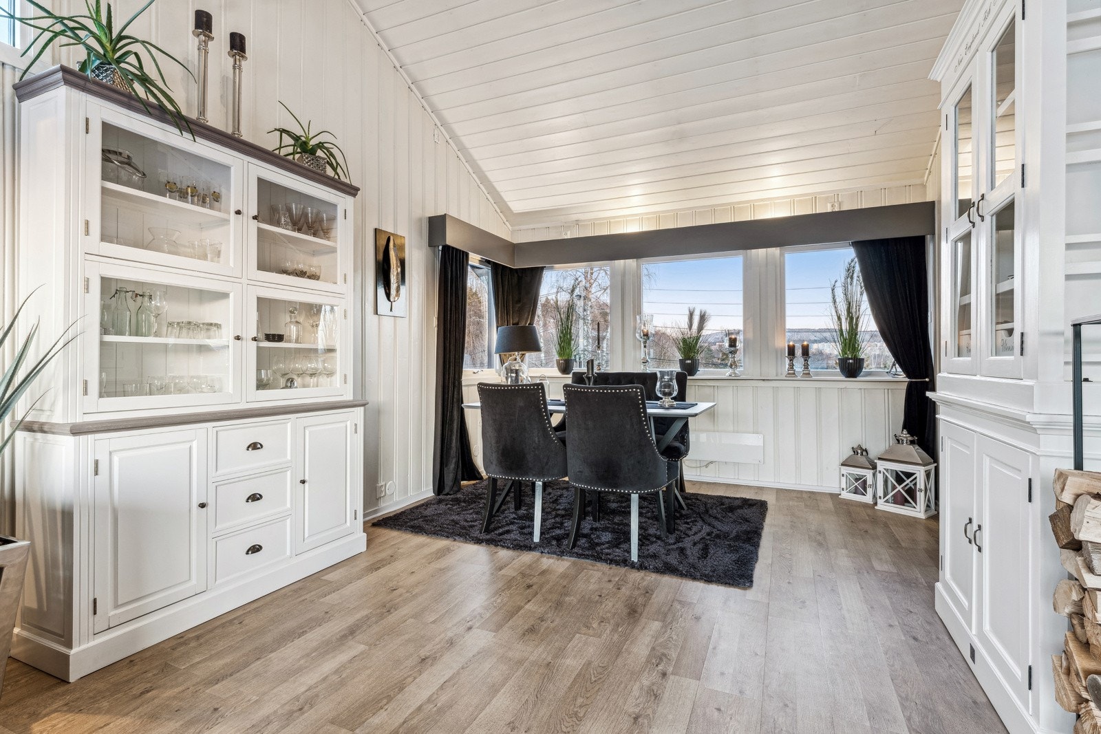 Stuens vinkelløsning gir et naturlig skille mellom salong- og spisestue. Galleribilde