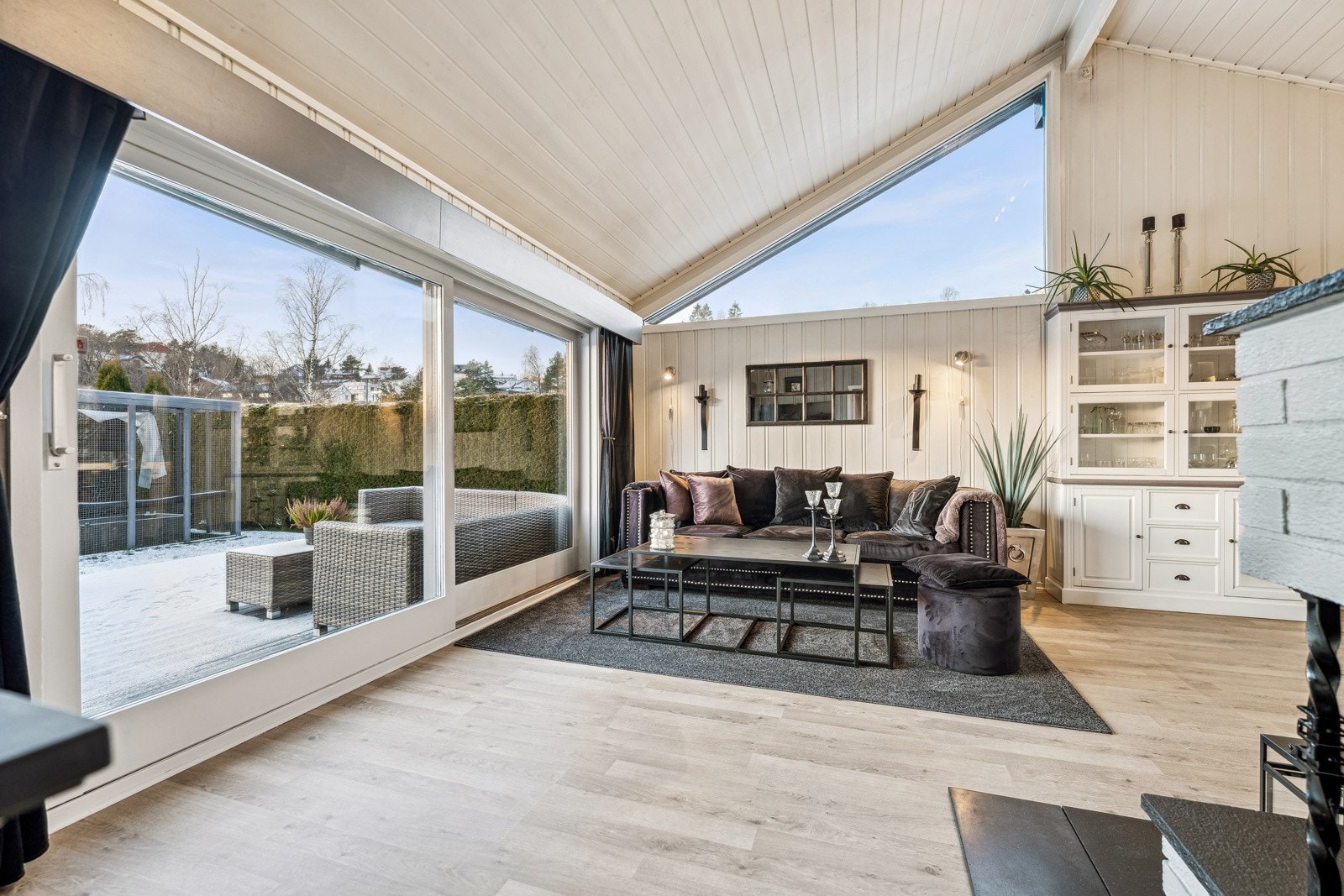 Med store skyvedører av glass kan foreldrene sitte inne i godstolen i varme omgivelser å følge med mens barna kaster seg rundt i snøen på vinterstid. Galleribilde