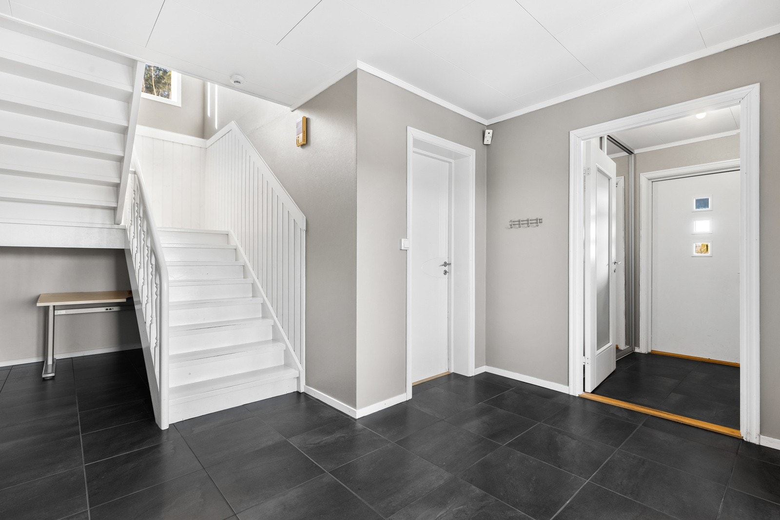 Hall/entré i underetasje. Galleribilde