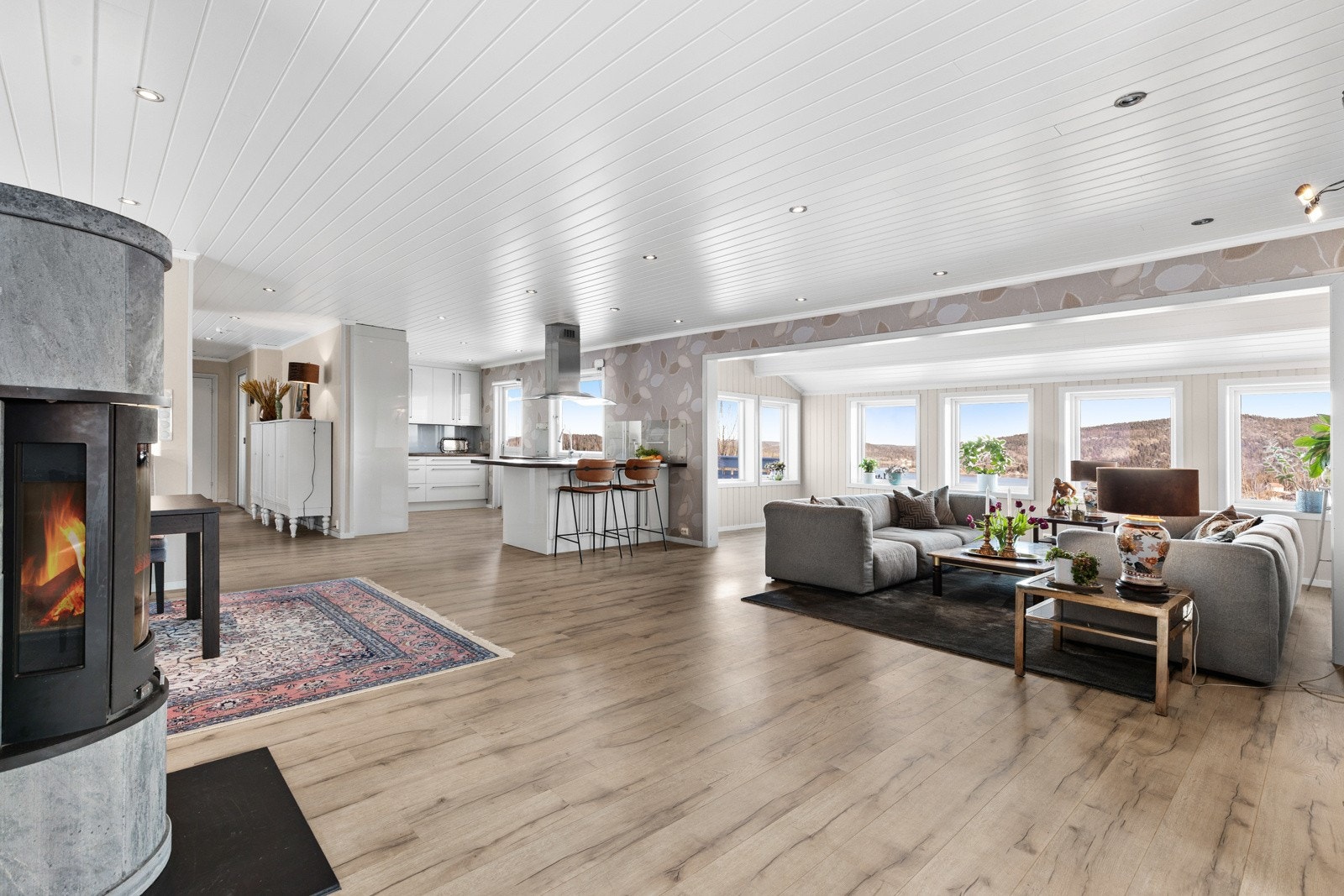 Lys og luftig stue i åpen løsning mot kjøkkenet. Galleribilde