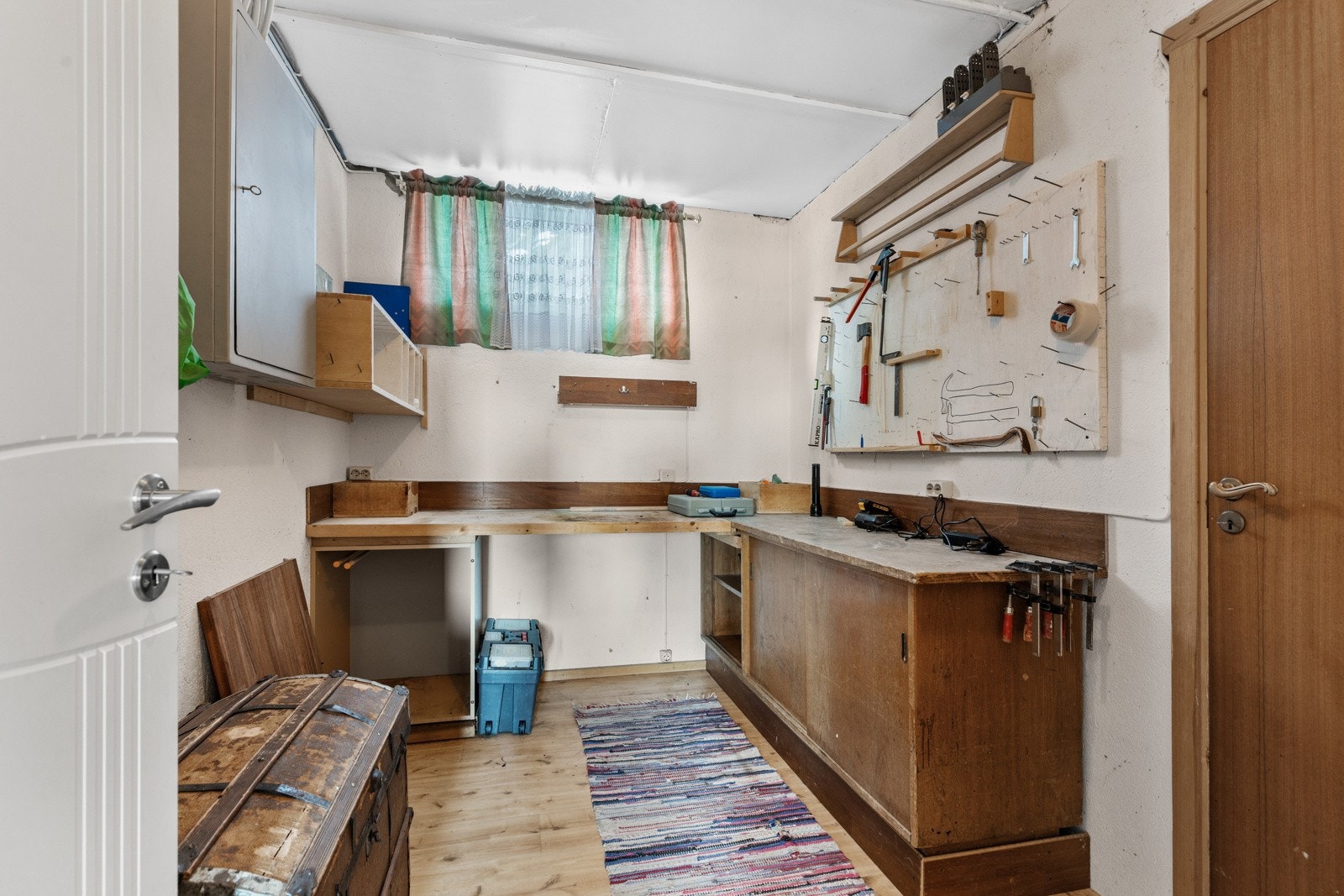 Boligen har godt med lagringsplass og det er 4 boder i underetasjen. Galleribilde