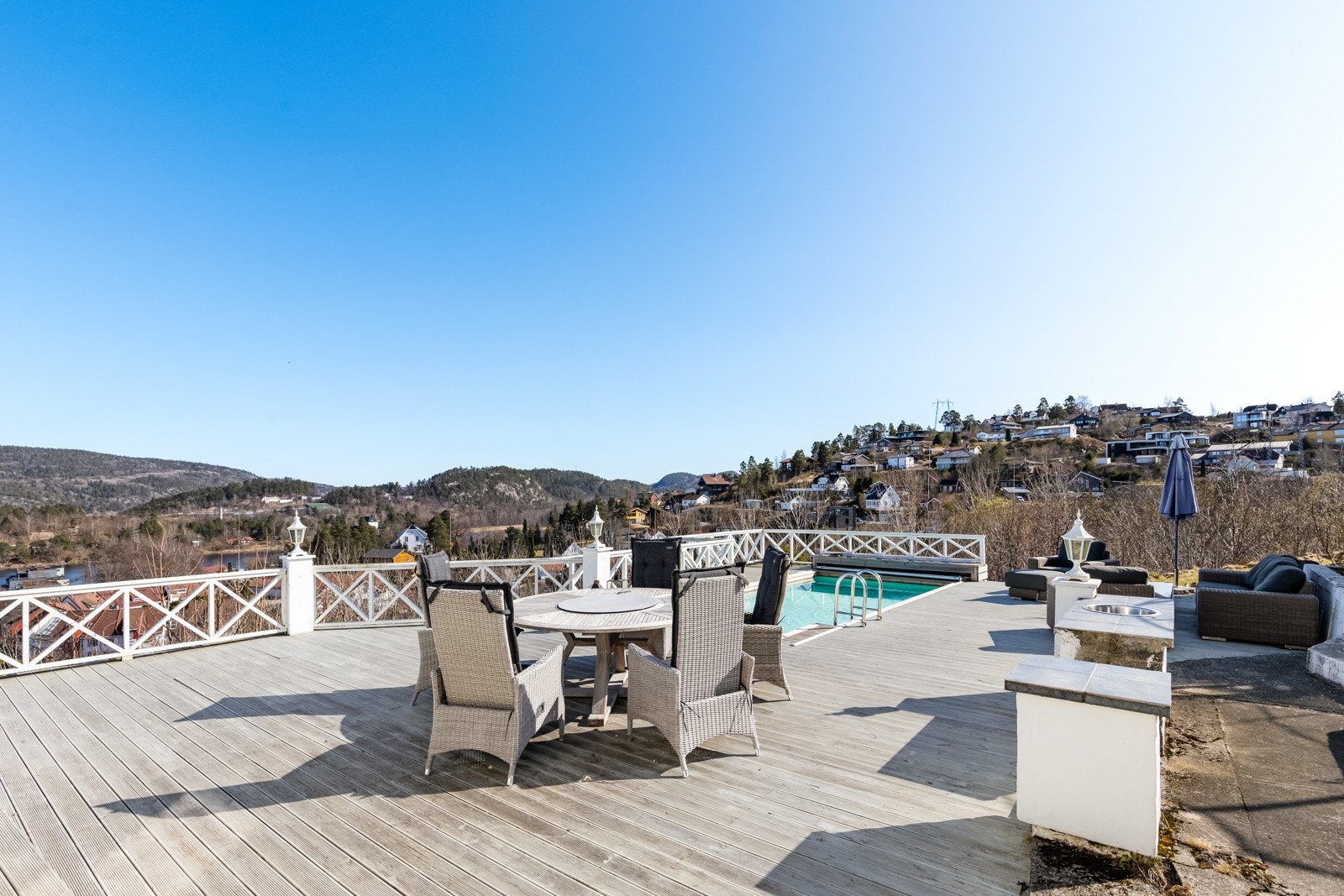 Herlig uteplass med terrasse på 82 kvm og basseng. Galleribilde