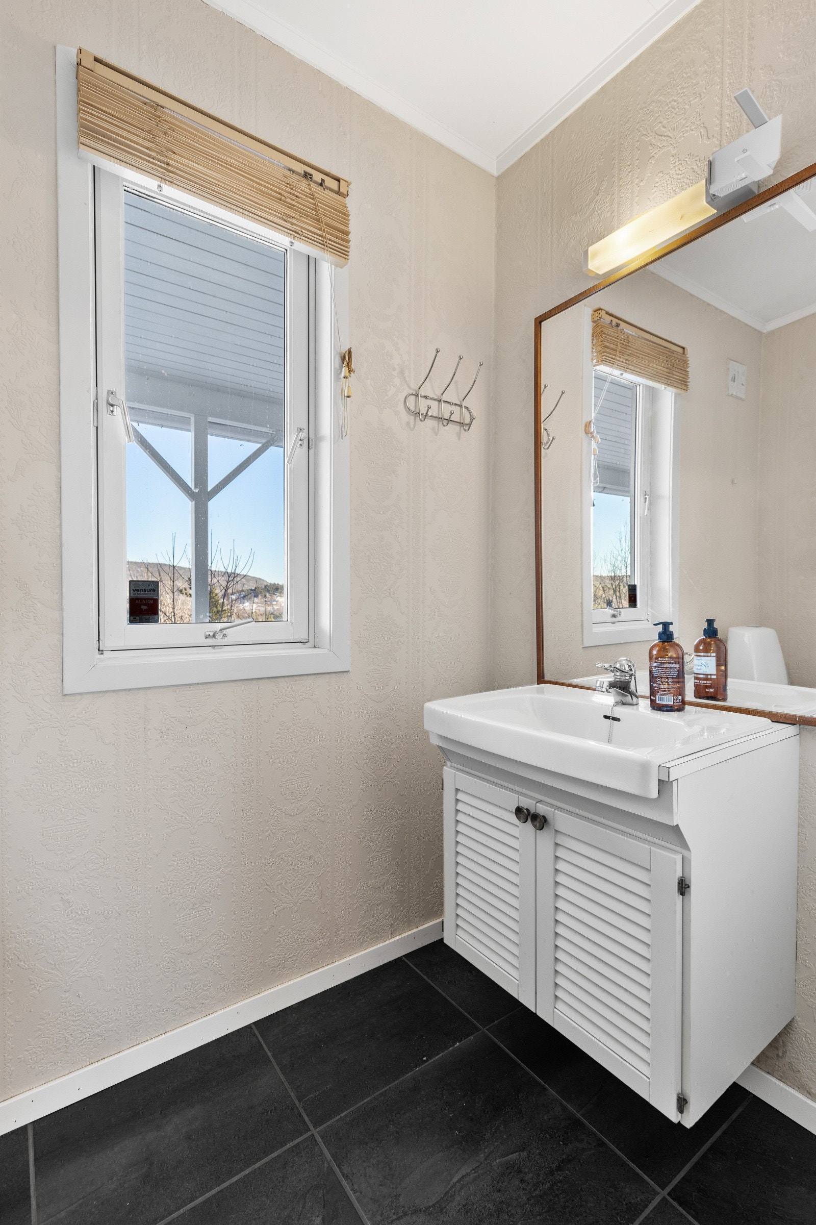 Separat toalettrom i forbindelse med entré. Galleribilde