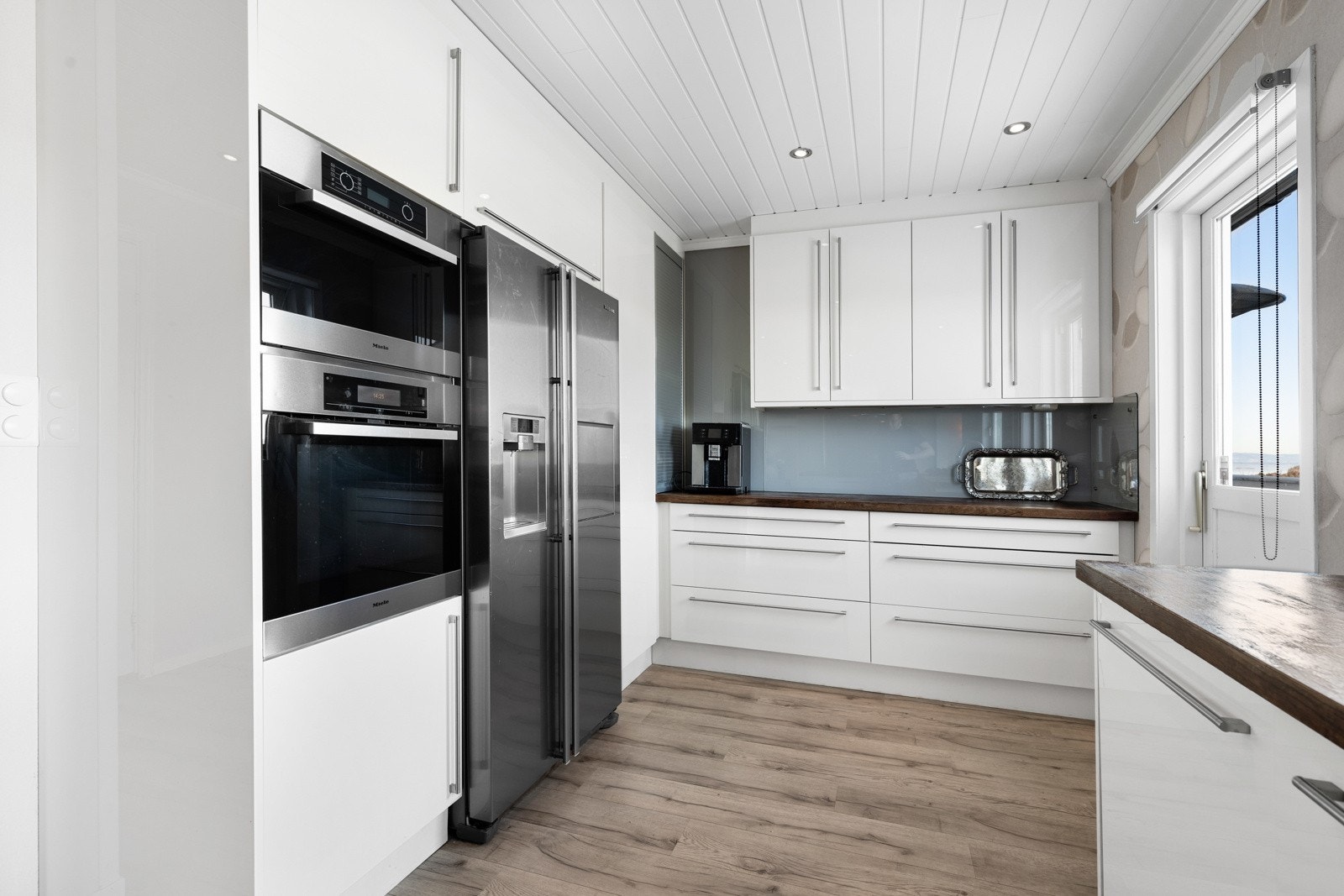 Kjøkkenet har godt med skap- og benkeplass. Galleribilde