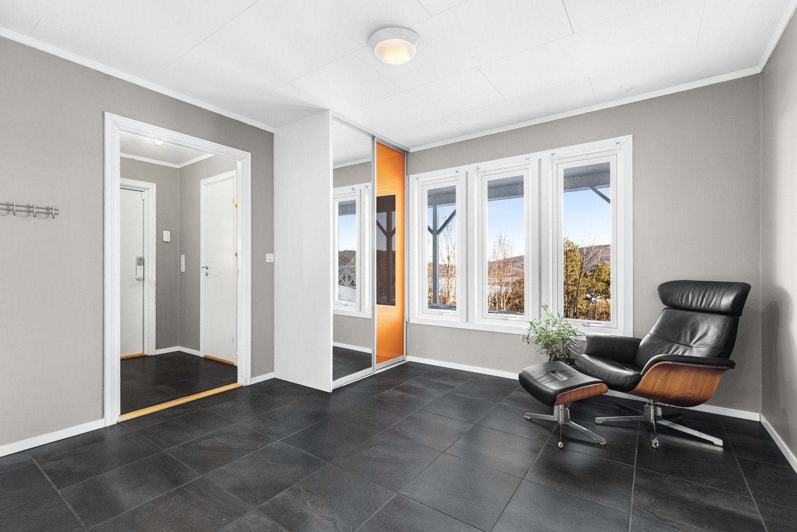 Gang/hall i underetasje hvor det er rikelig med plass til garderobeskap. Galleribilde