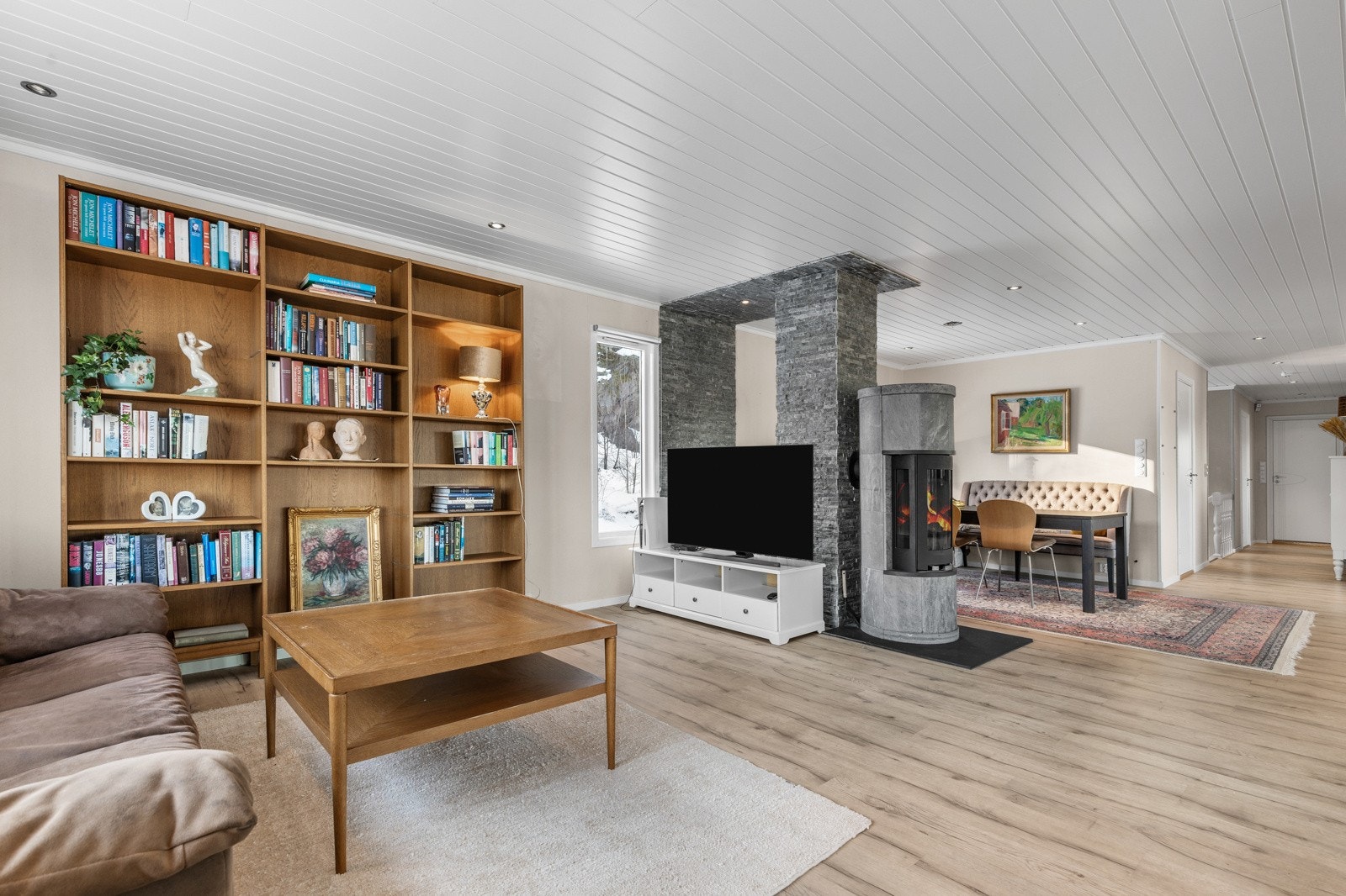 Stuen har ulike soner med TV-stue, spisestue og sittegruppe med utsikt mot fjorden. Galleribilde