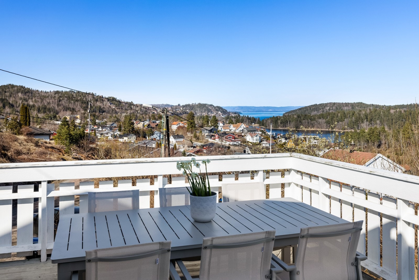 Veranda på 74 kvm med adkomst fra kjøkkenet og hovedsoverommet. Galleribilde