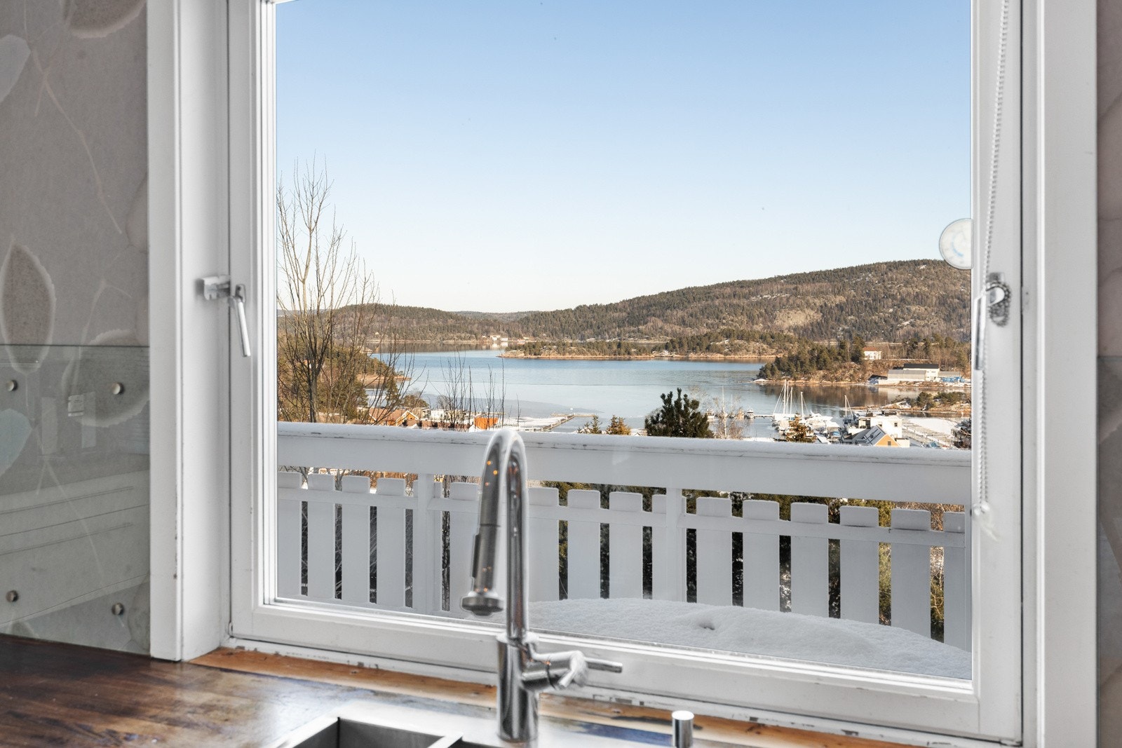 Nydelig utsikt fra kjøkkenvinduet. Galleribilde