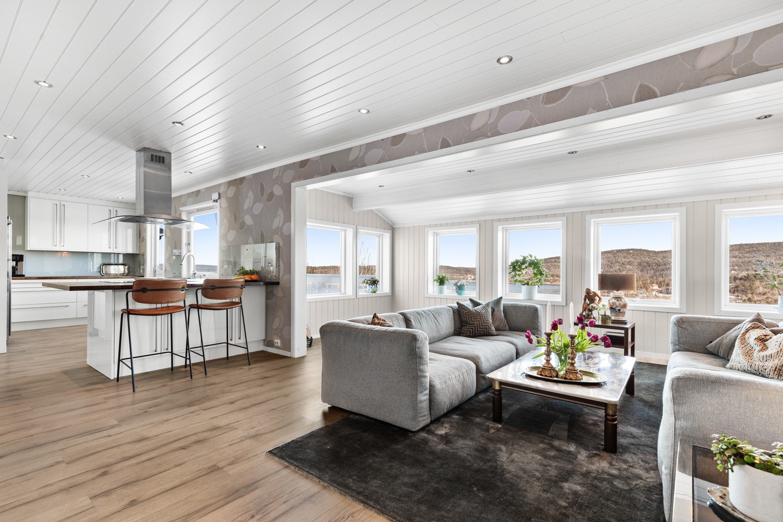 Store vindusflater gir rikelig med naturlig lys. Galleribilde