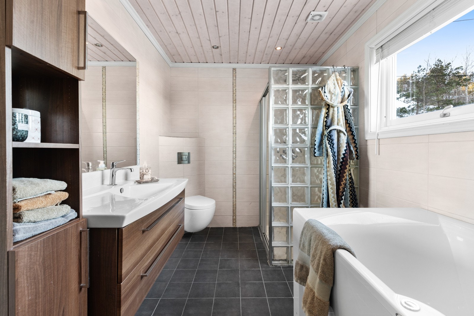 Pent bad med badekar og dusjhjørne. Galleribilde