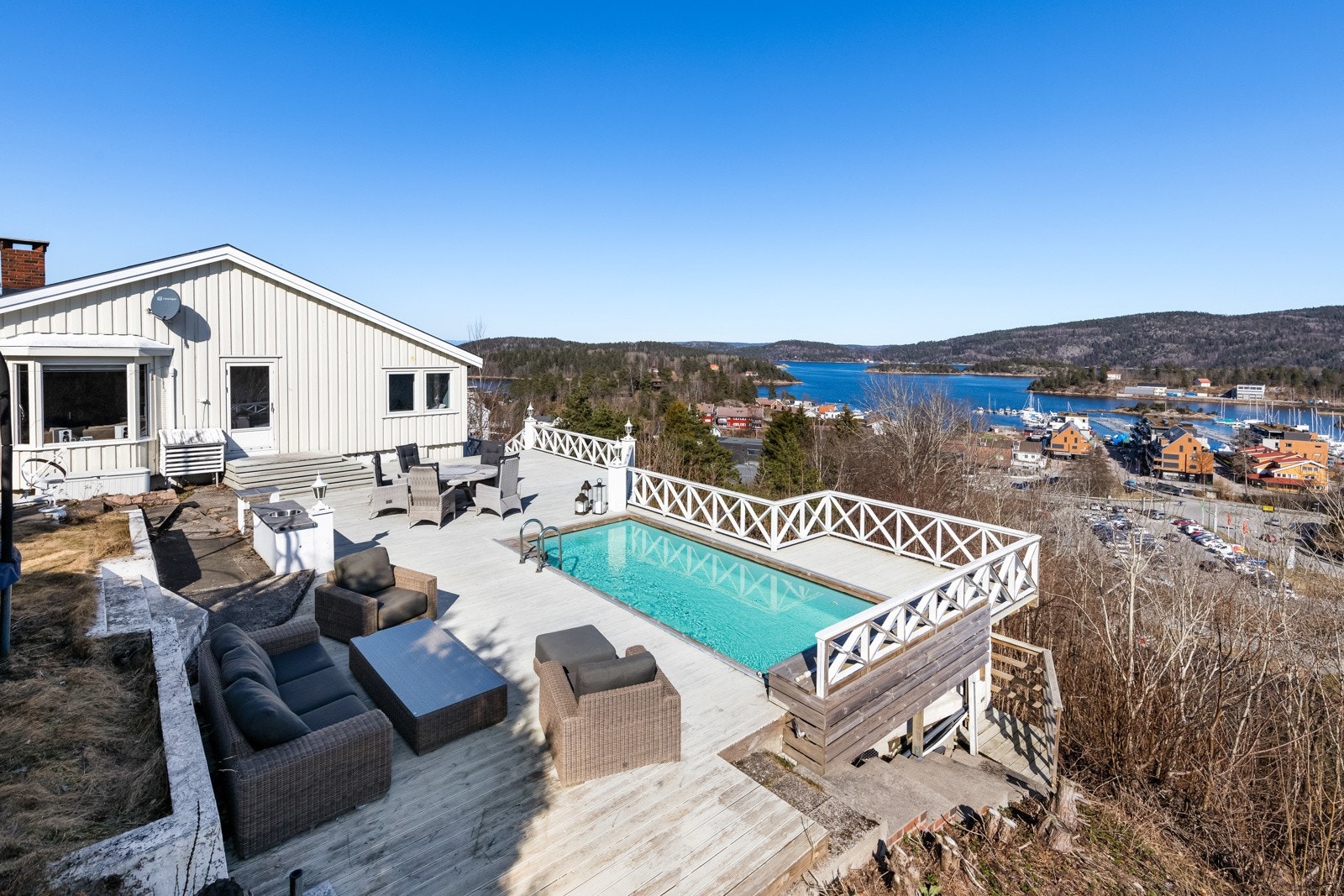 Eiendommen ligger i kort gangavstand til Sætre sentrum med det man måtte trenge av forretninger og servicetilbud. Galleribilde