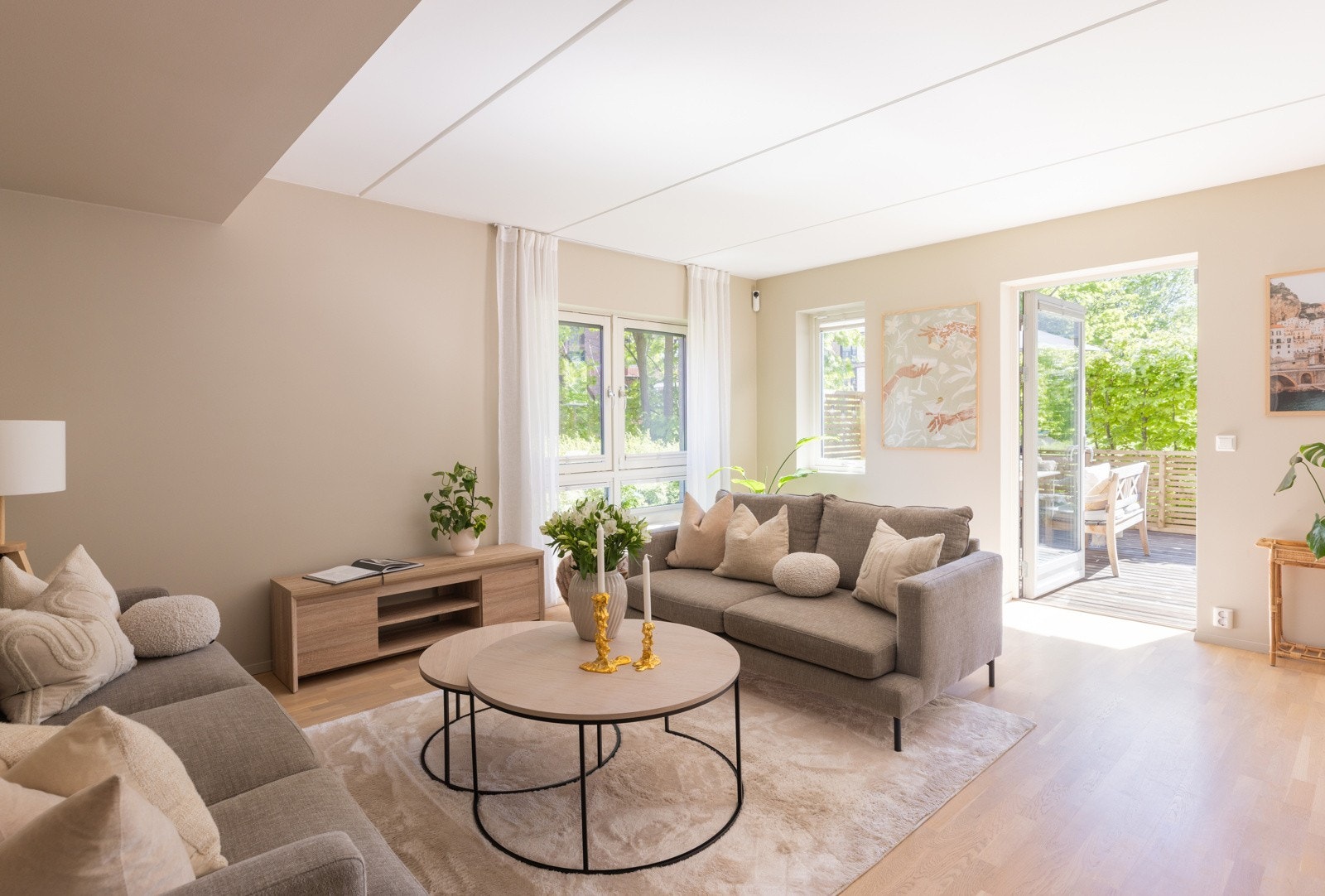 - Det er montert utvendig solskjerming på vinduene som vender sørøst - Galleribilde