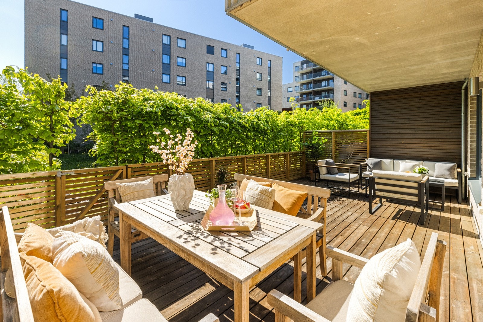 - Flott sydvest-vendt markterrasse oppmålt til ca. 30kvm - Galleribilde