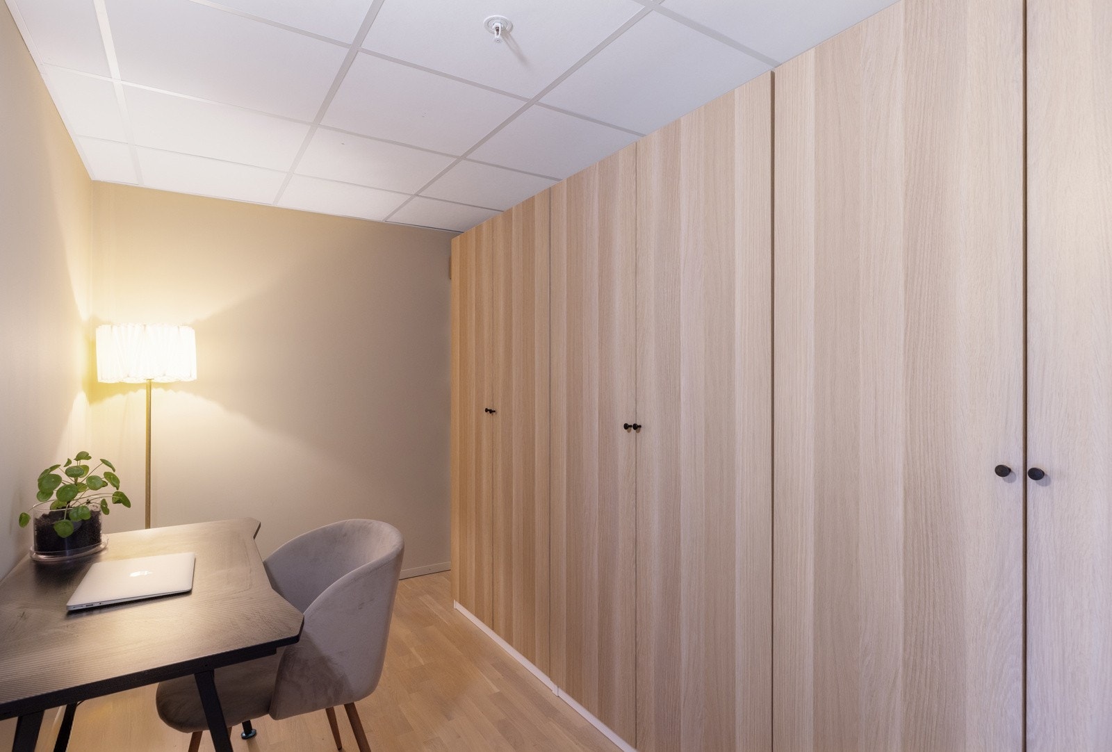 - Stor innvendig bod med rikelig av oppbevaringsplass. Passer også fint til hjemmekontor - Galleribilde