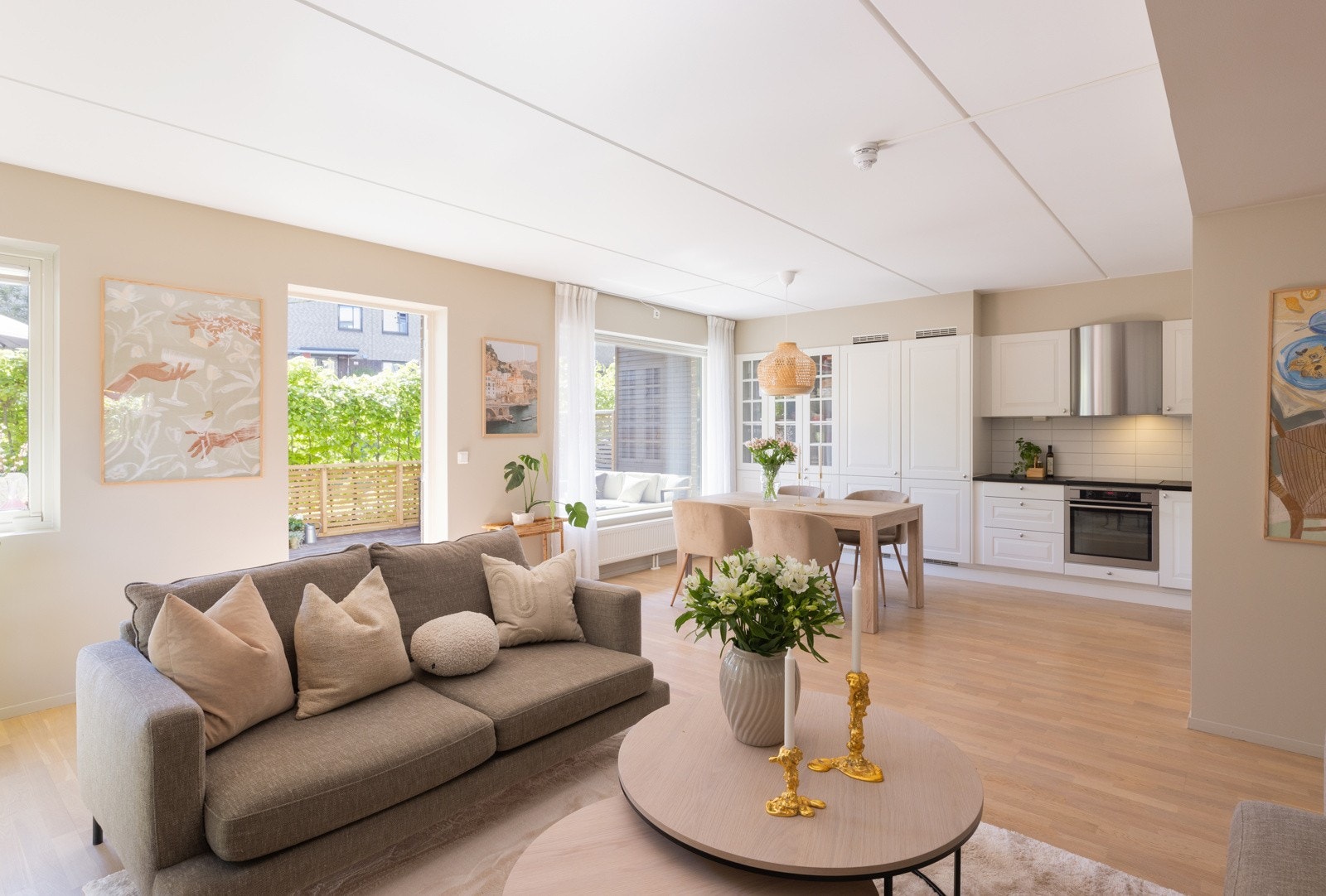 - Flere av vinduene har tilpassede plissegardiner fra Bovik - Galleribilde