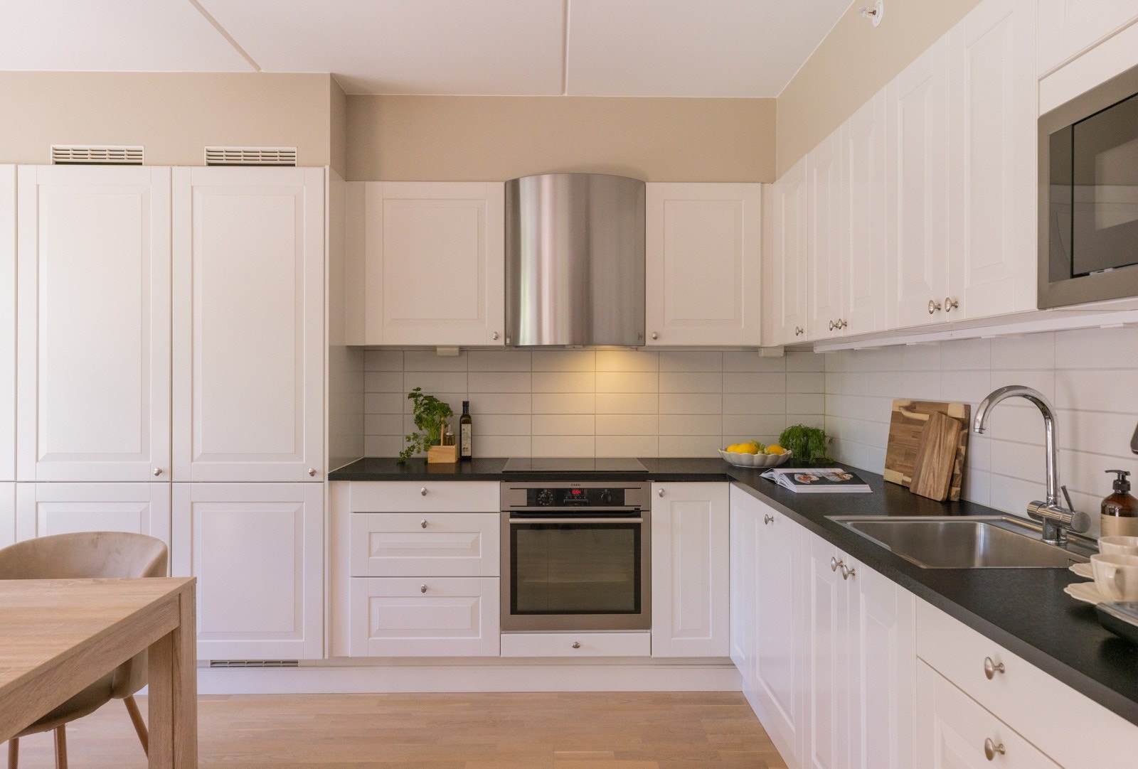 - Stort og fint kjøkken med god skap -og benkeplass - Galleribilde