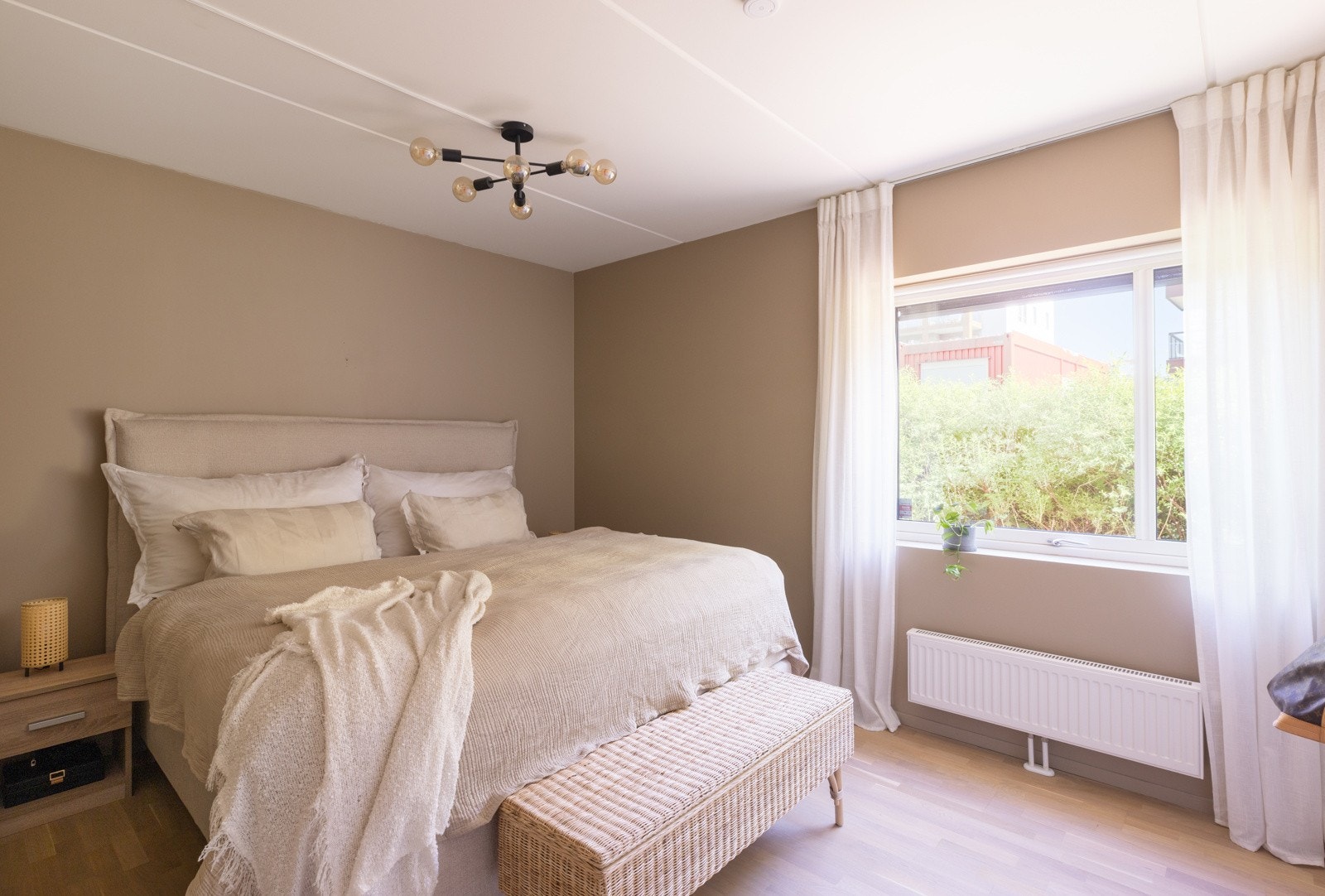 - Meget innbydende soverom med god plass til dobbeltseng. Sengen er 1.80m bred - Galleribilde