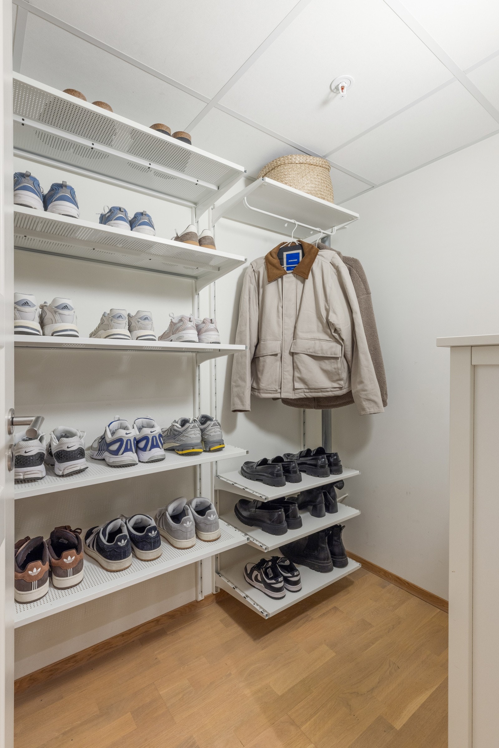 - Praktisk innvendig bod i entrèen med god plass til å henge fra seg ytterklær og sko - Galleribilde