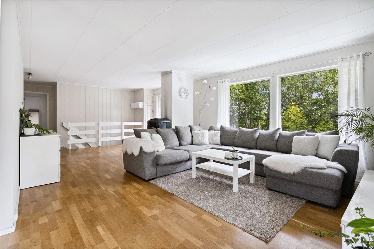 Det er varmepumpe og mulighet for vedfyring. Galleribilde