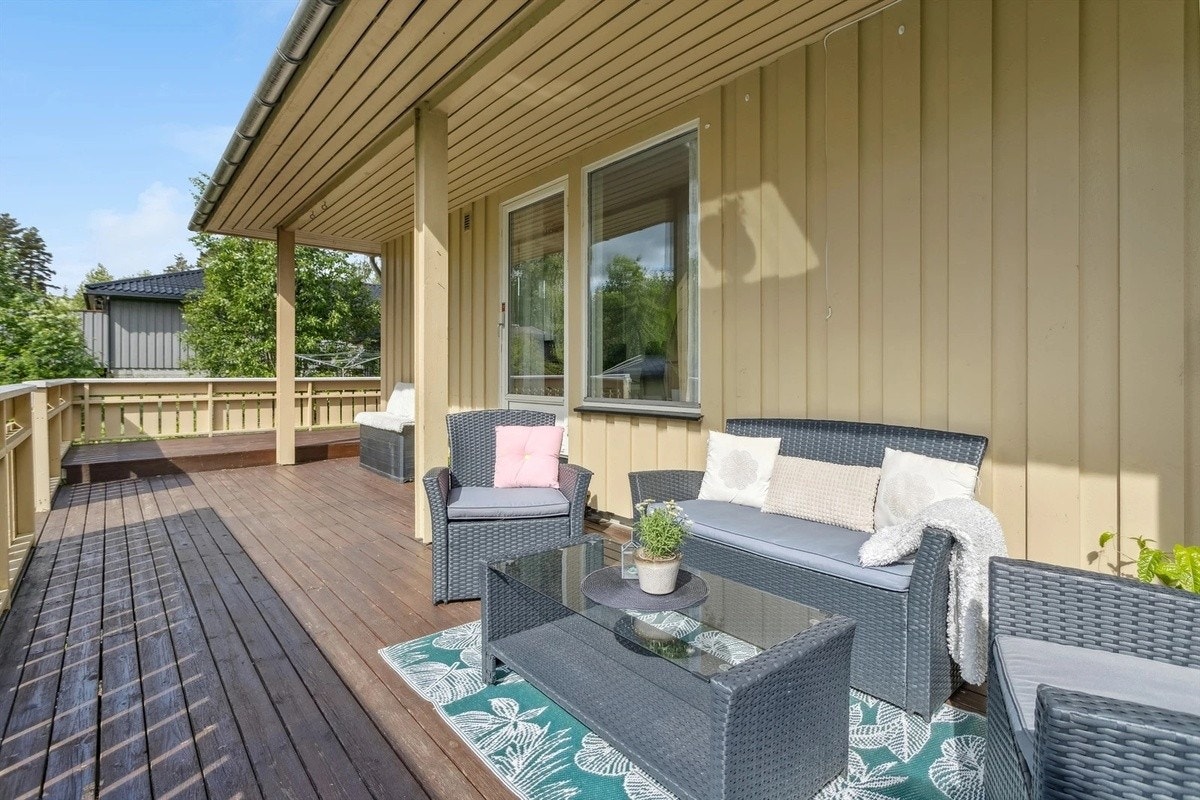 Delvis overbygd terrasse med flere møbleringsmuligheter. Galleribilde